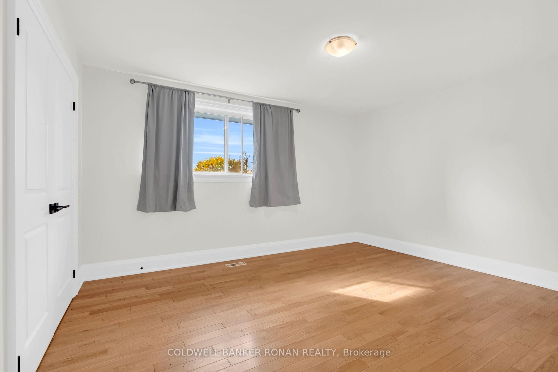 Photo 17 of 506 Main Street, King, Schomberg — HOMEH