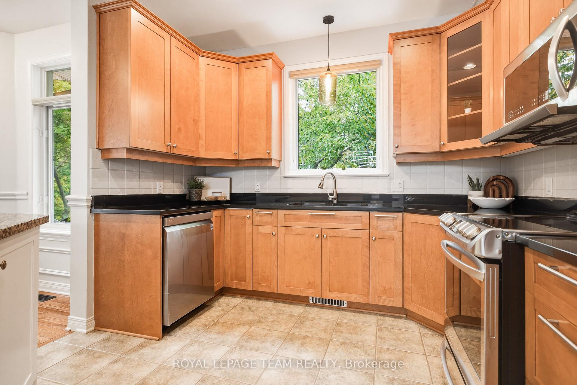 Photo 14 of 19 Creeks End Lane, Ottawa, Bayshore — HOMEH