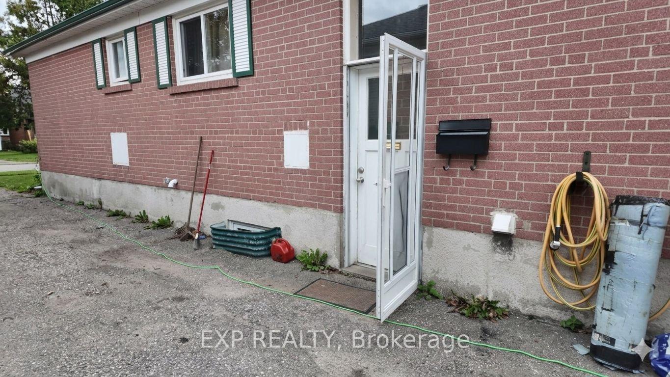 Photo 3 of 23 Chapman Avenue, Toronto, O'Connor-Parkview — HOMEH