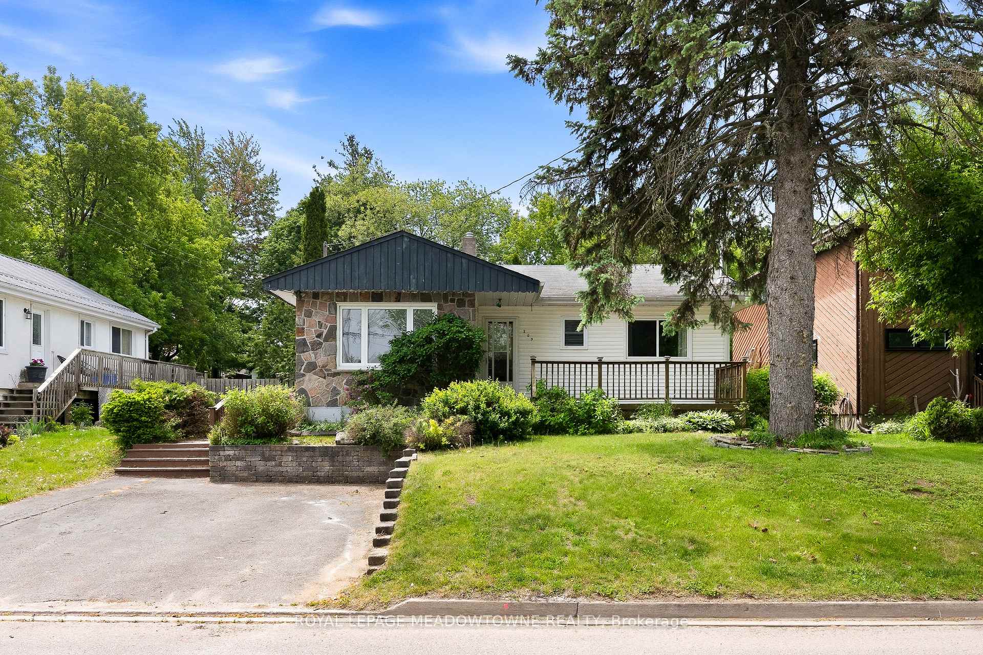 Photo 1 of 209 Cliff Road, Barrie, South Shore — HOMEH