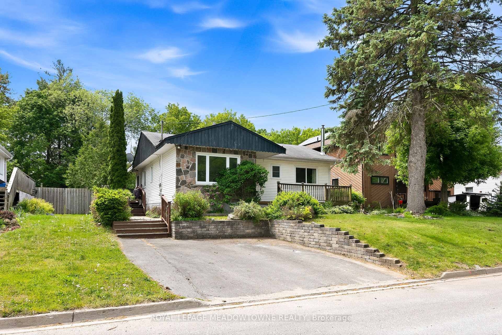 Photo 3 of 209 Cliff Road, Barrie, South Shore — HOMEH