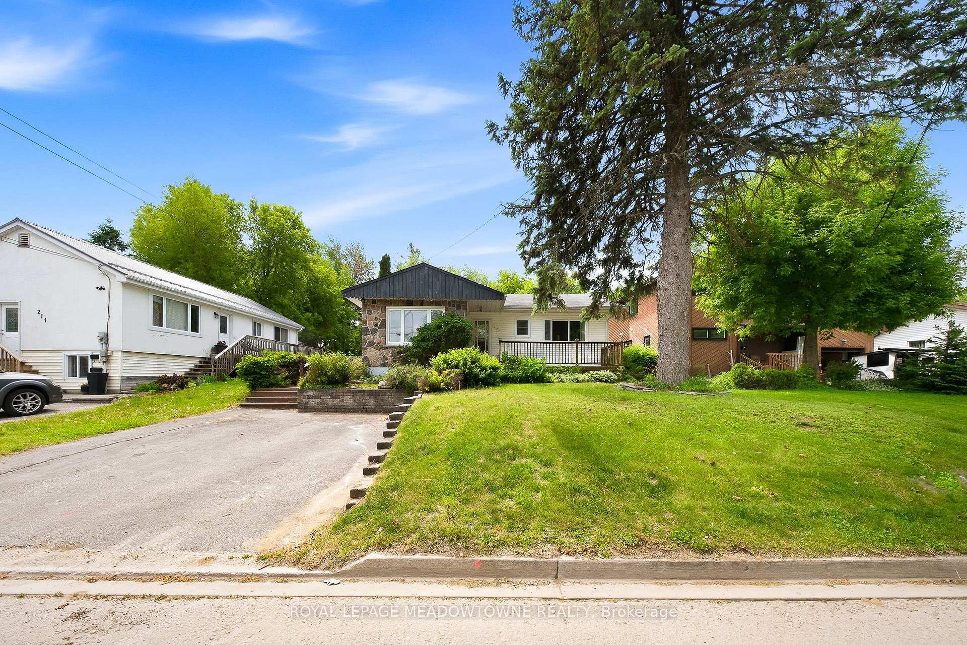 Photo 4 of 209 Cliff Road, Barrie, South Shore — HOMEH