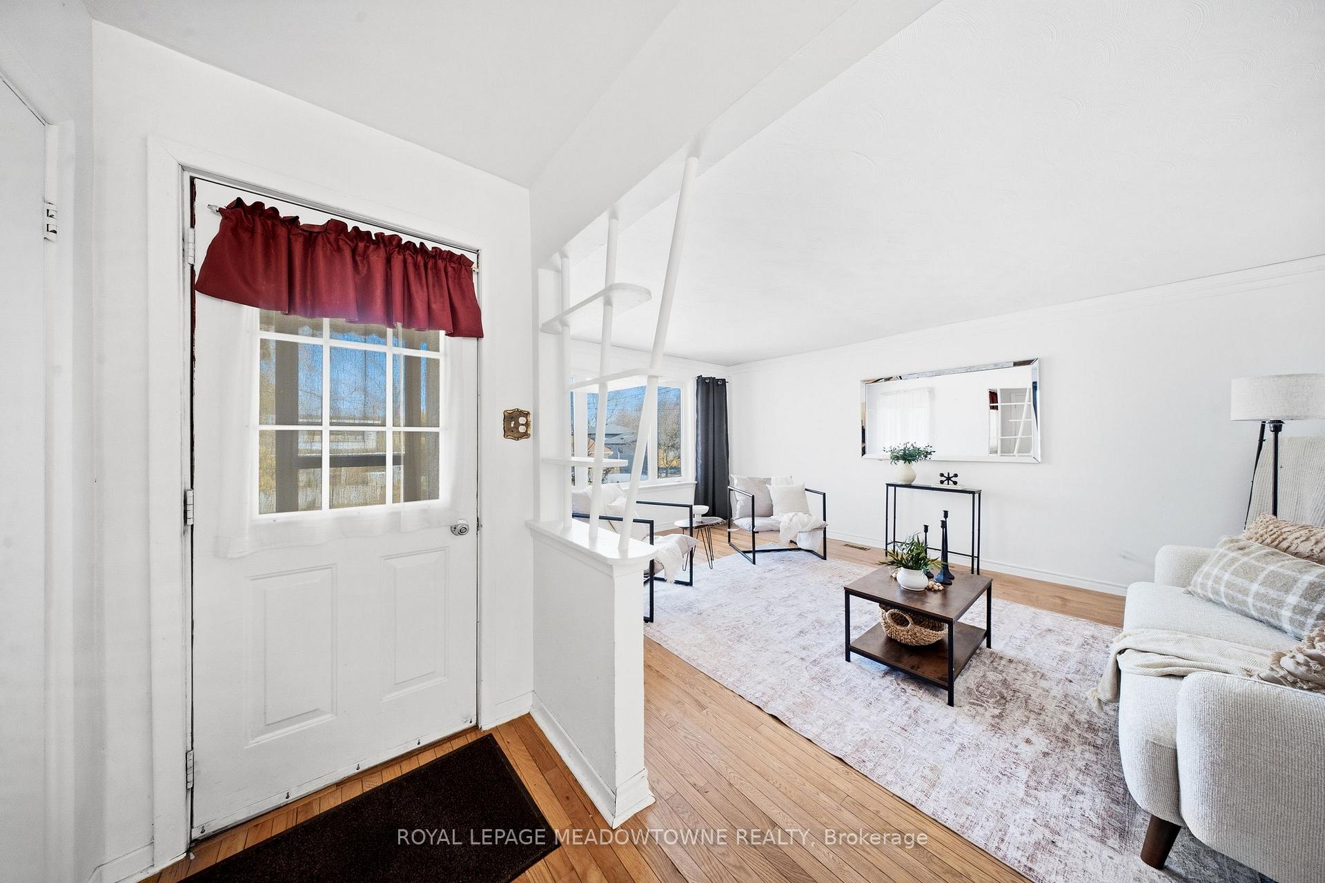 Photo 8 of 209 Cliff Road, Barrie, South Shore — HOMEH