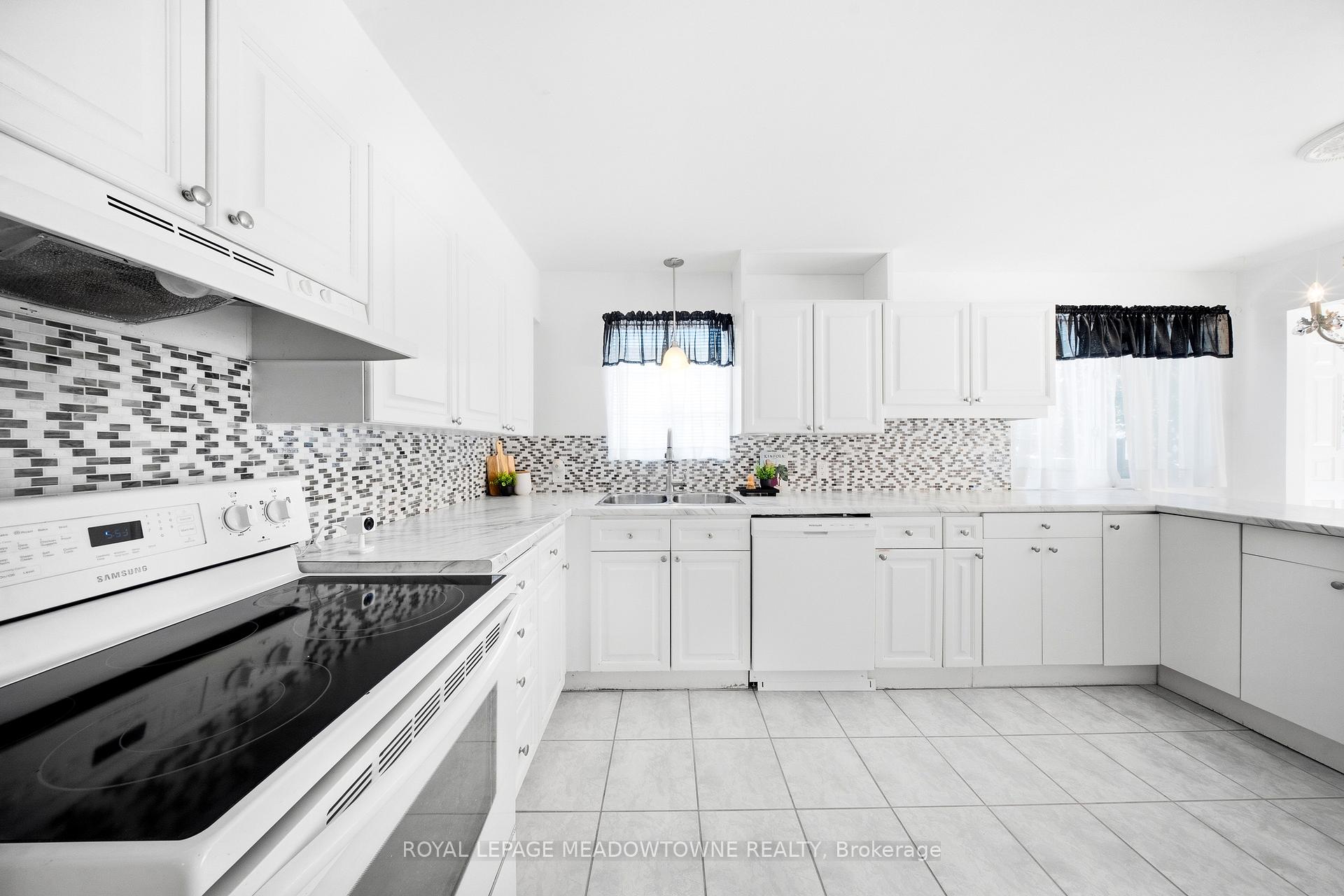 Photo 11 of 209 Cliff Road, Barrie, South Shore — HOMEH