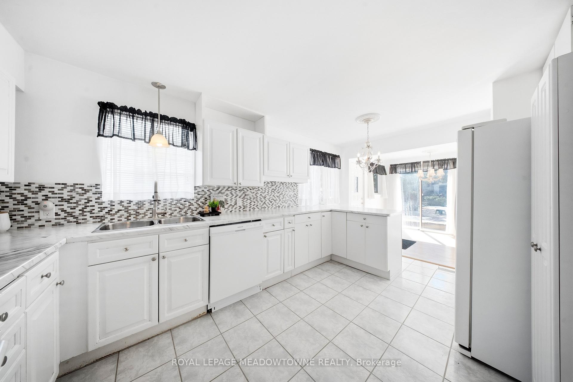 Photo 12 of 209 Cliff Road, Barrie, South Shore — HOMEH