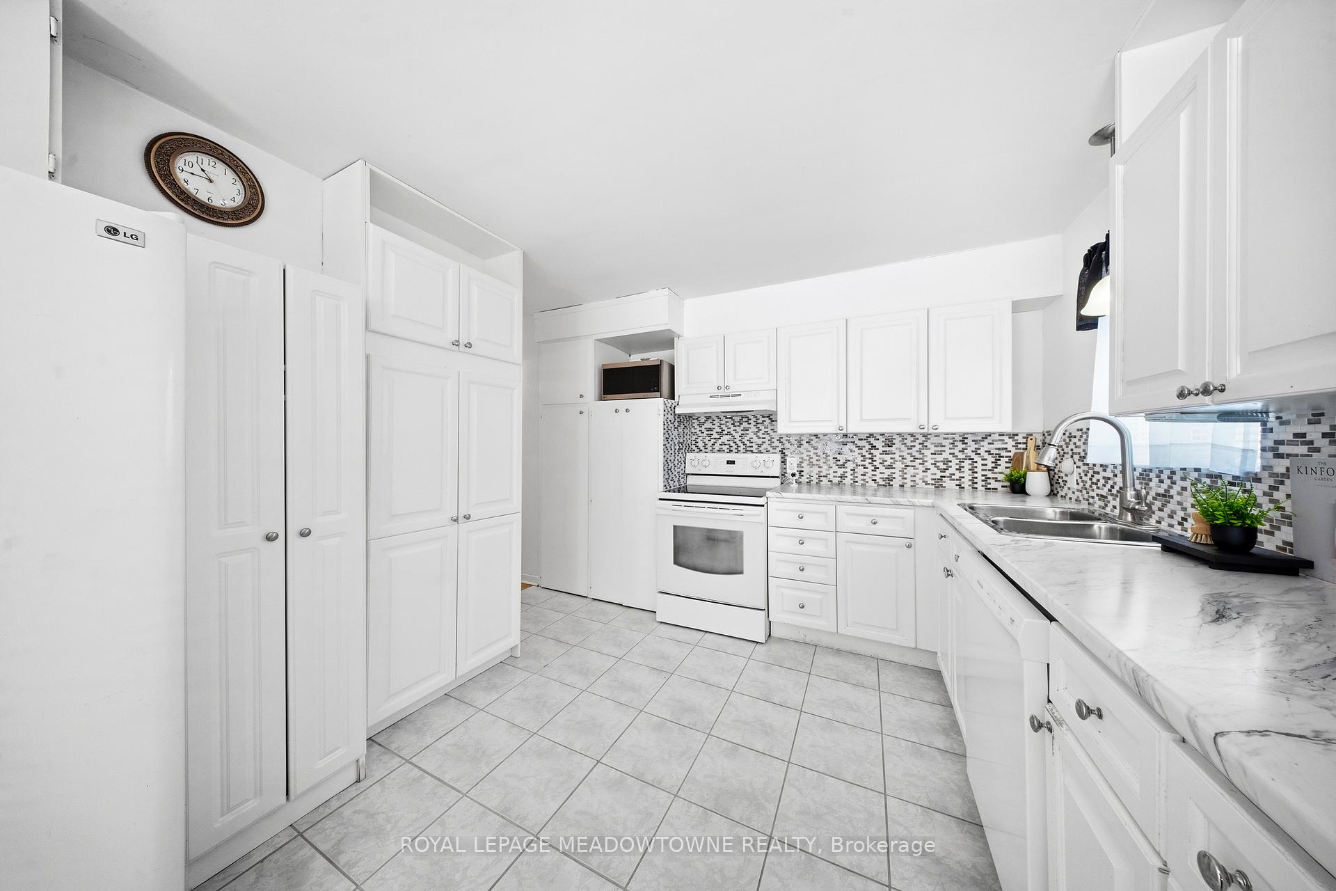 Photo 13 of 209 Cliff Road, Barrie, South Shore — HOMEH