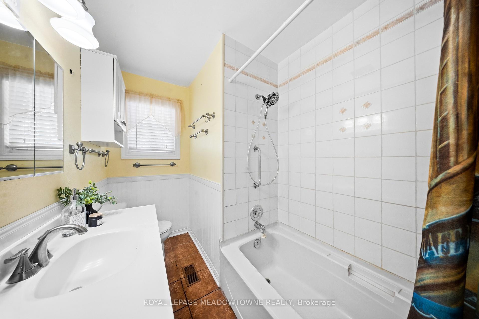 Photo 23 of 209 Cliff Road, Barrie, South Shore — HOMEH