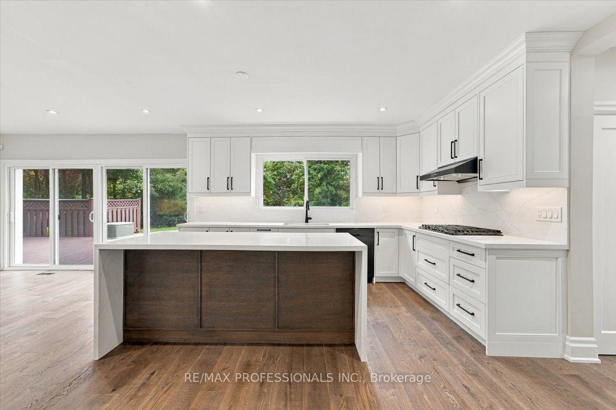 Photo 12 of 53 Edenvale Crescent, Etobicoke, Edenbridge-Humber Valley — HOMEH