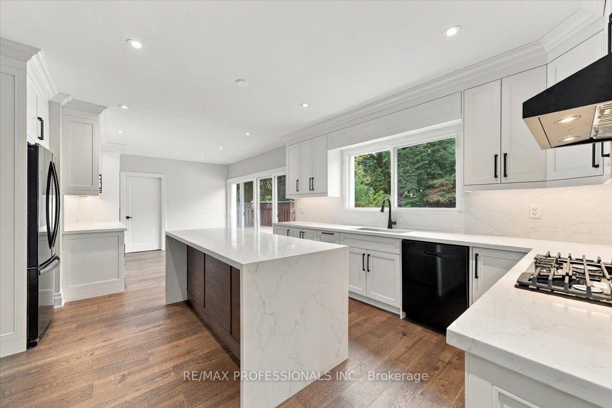 Photo 13 of 53 Edenvale Crescent, Etobicoke, Edenbridge-Humber Valley — HOMEH