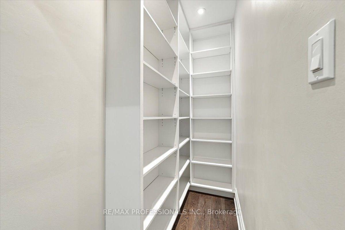 Photo 21 of 53 Edenvale Crescent, Etobicoke, Edenbridge-Humber Valley — HOMEH