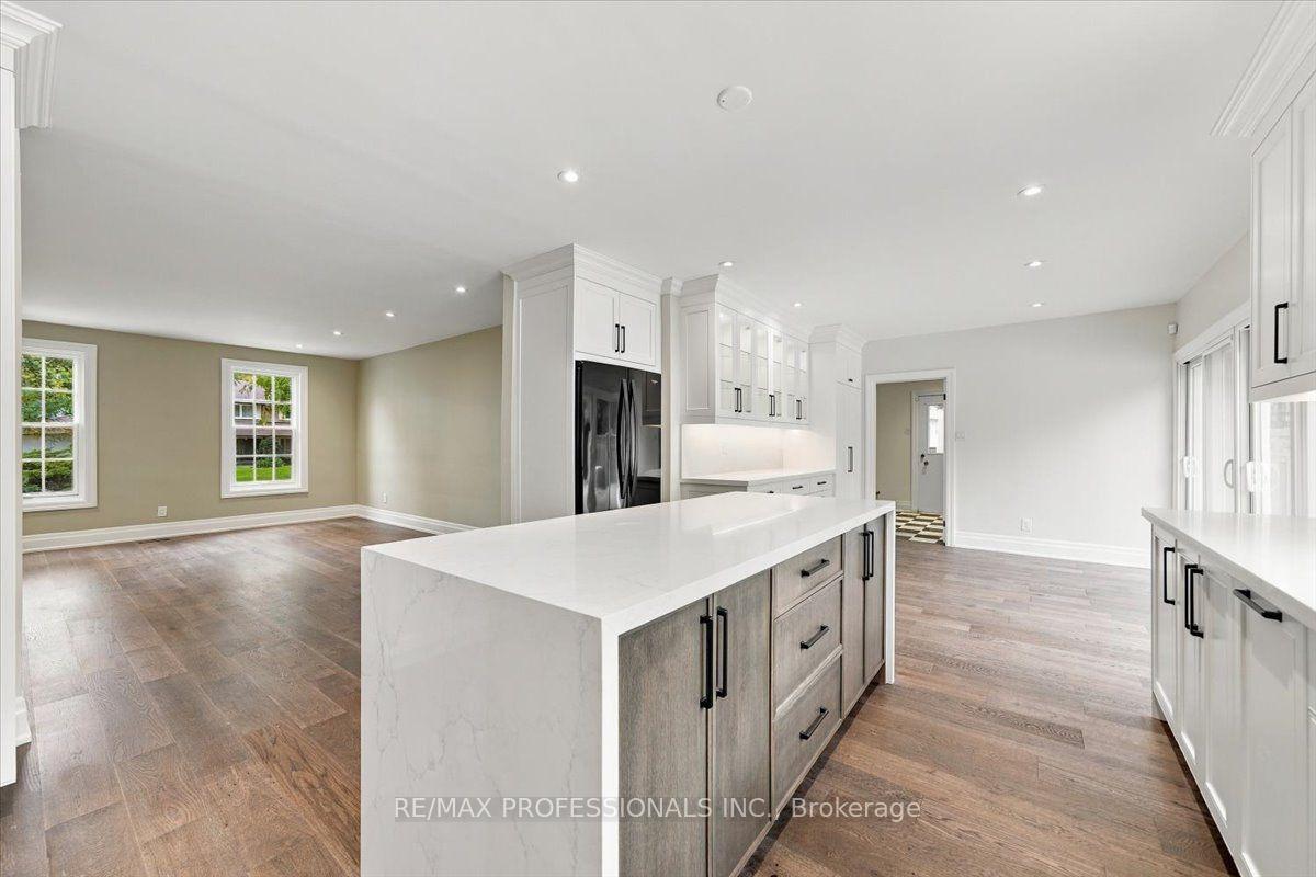 Photo 22 of 53 Edenvale Crescent, Etobicoke, Edenbridge-Humber Valley — HOMEH