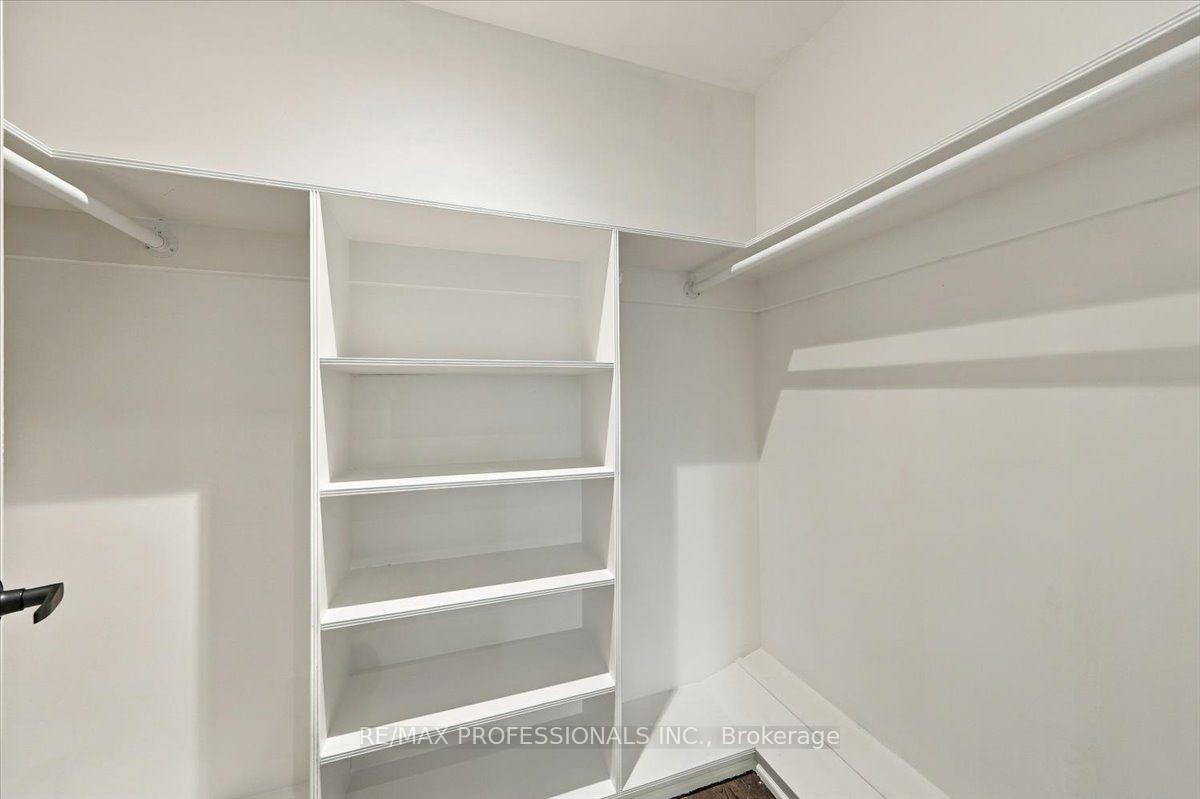 Photo 30 of 53 Edenvale Crescent, Etobicoke, Edenbridge-Humber Valley — HOMEH