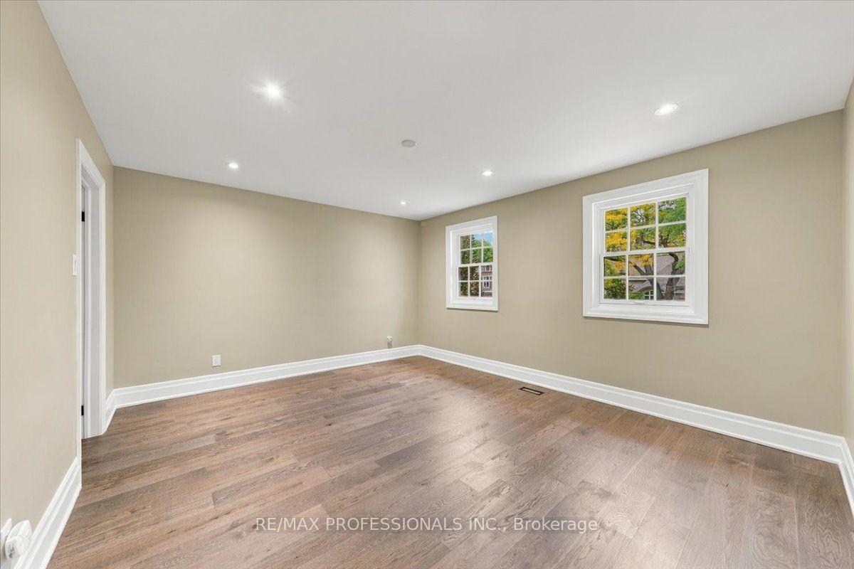 Photo 32 of 53 Edenvale Crescent, Etobicoke, Edenbridge-Humber Valley — HOMEH