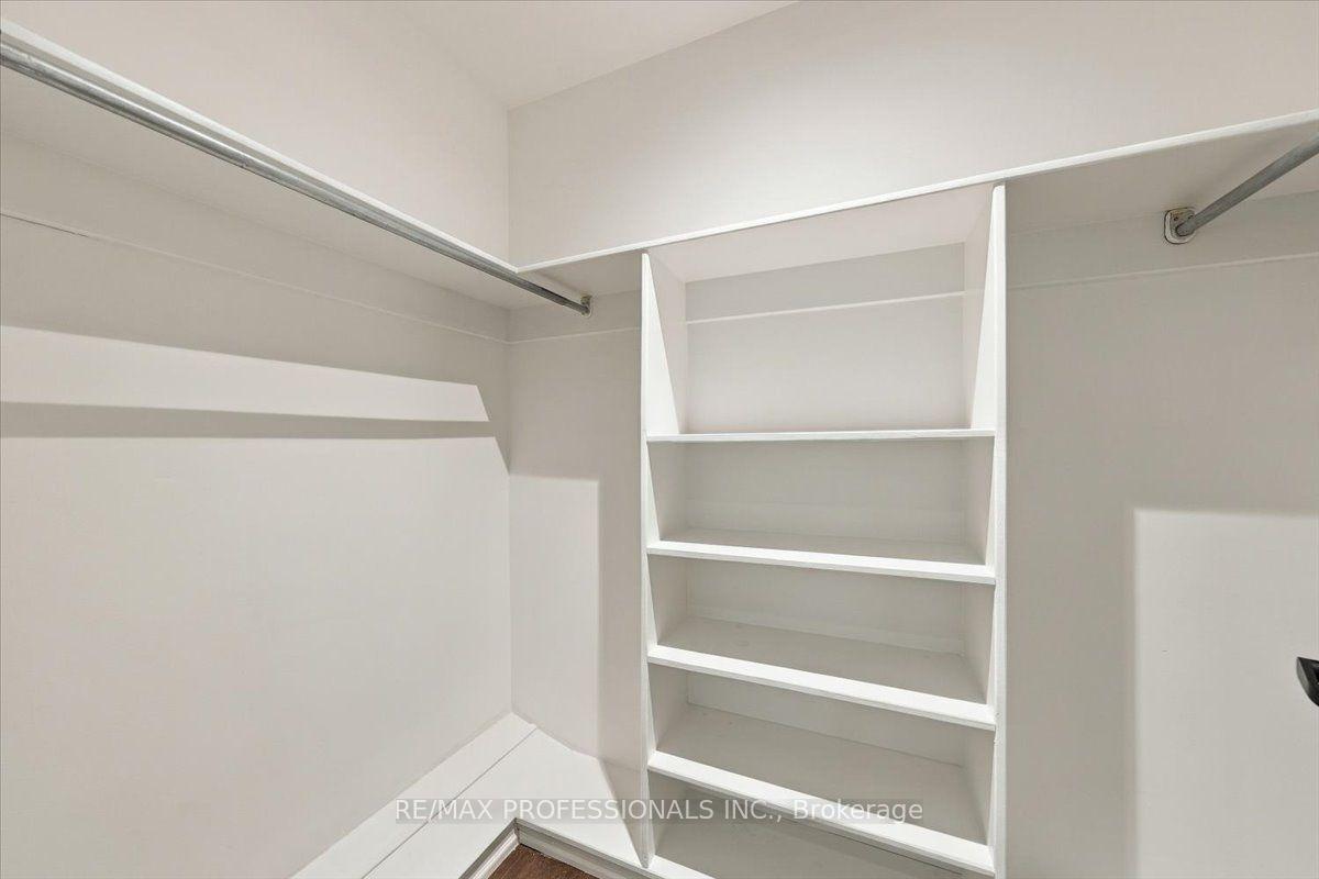 Photo 33 of 53 Edenvale Crescent, Etobicoke, Edenbridge-Humber Valley — HOMEH