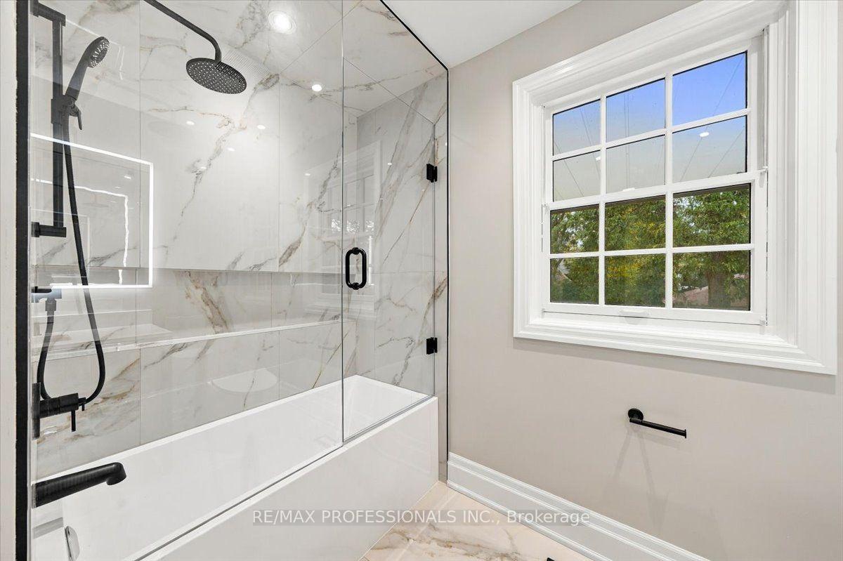 Photo 35 of 53 Edenvale Crescent, Etobicoke, Edenbridge-Humber Valley — HOMEH