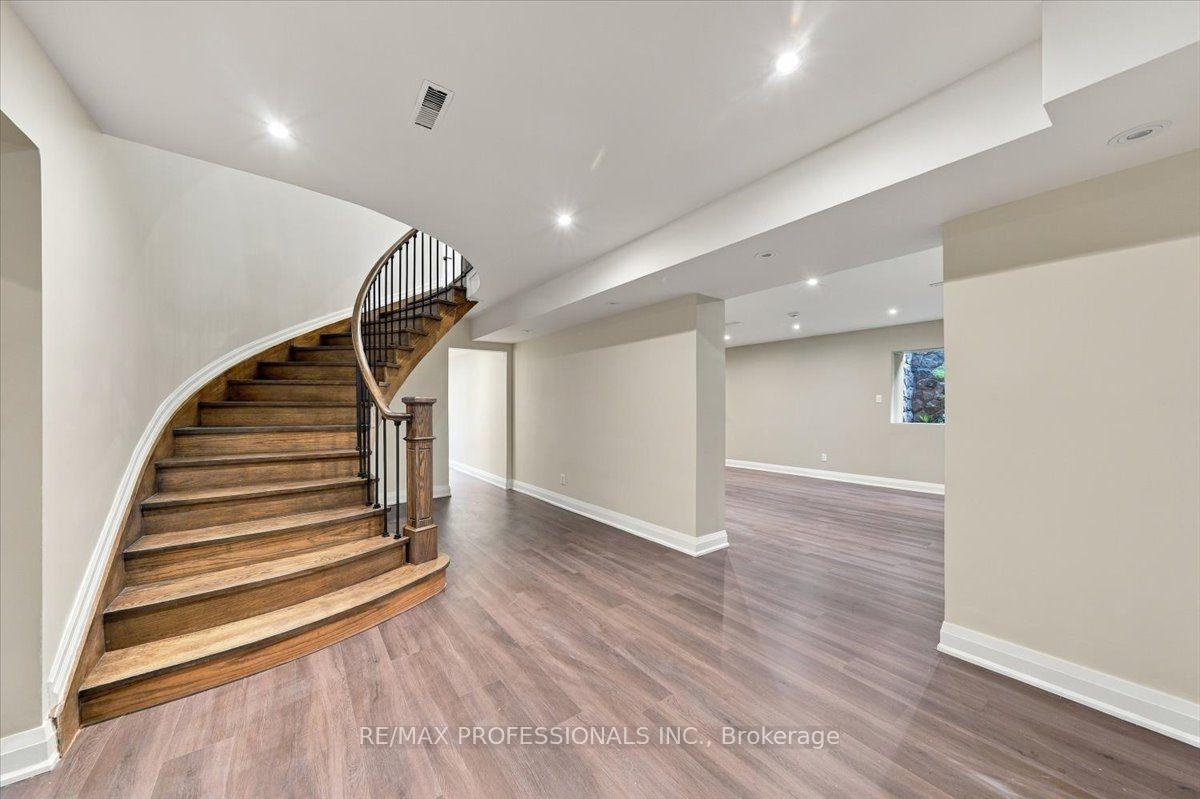 Photo 38 of 53 Edenvale Crescent, Etobicoke, Edenbridge-Humber Valley — HOMEH