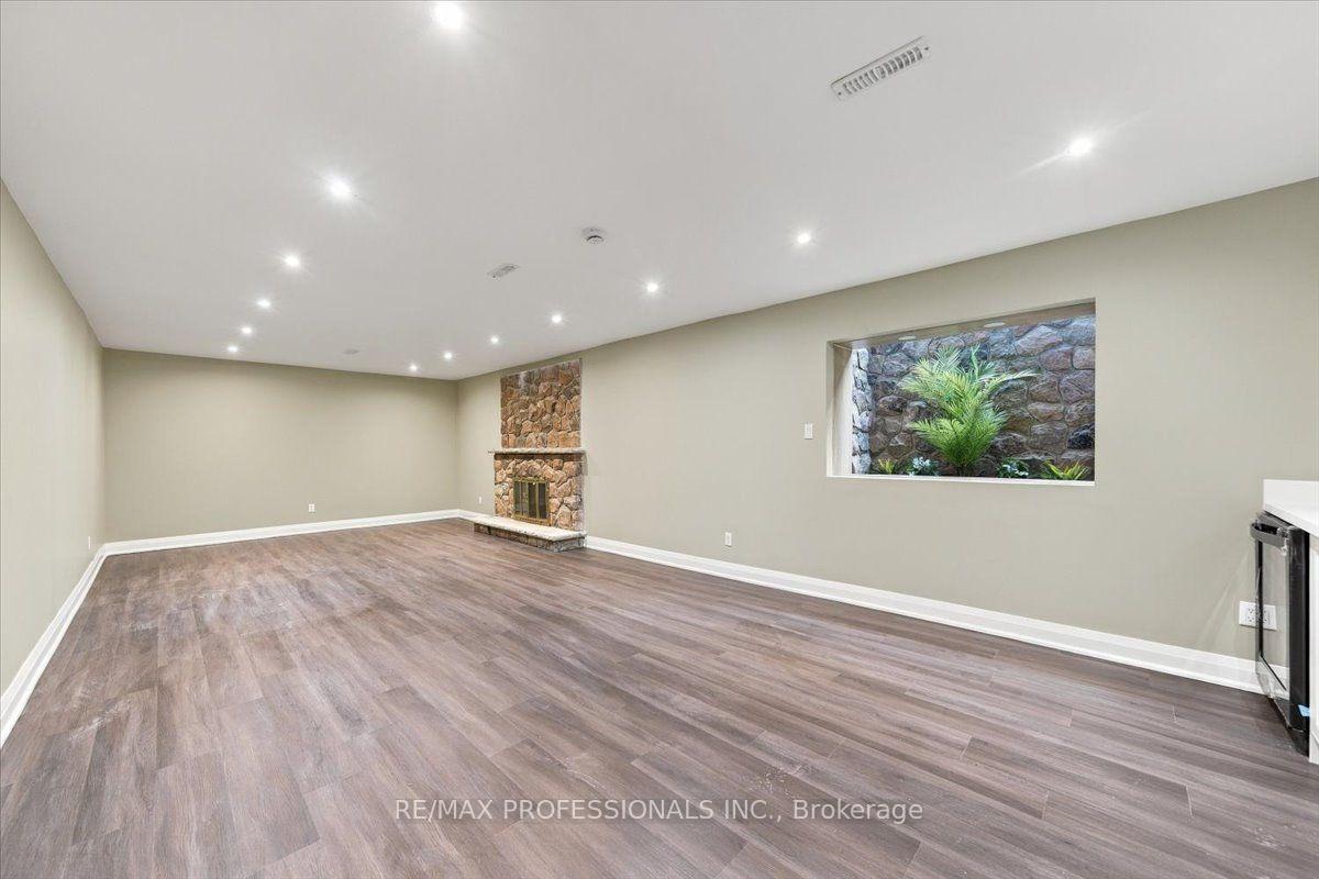 Photo 39 of 53 Edenvale Crescent, Etobicoke, Edenbridge-Humber Valley — HOMEH