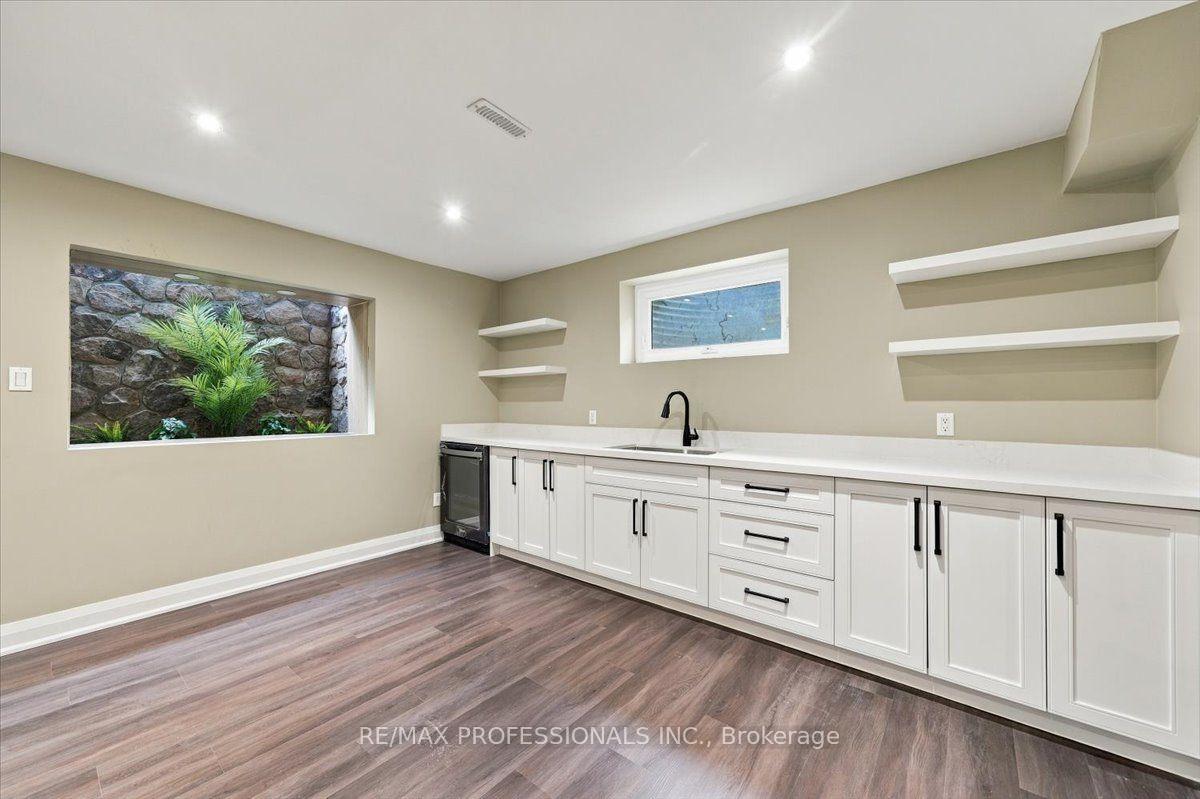 Photo 40 of 53 Edenvale Crescent, Etobicoke, Edenbridge-Humber Valley — HOMEH