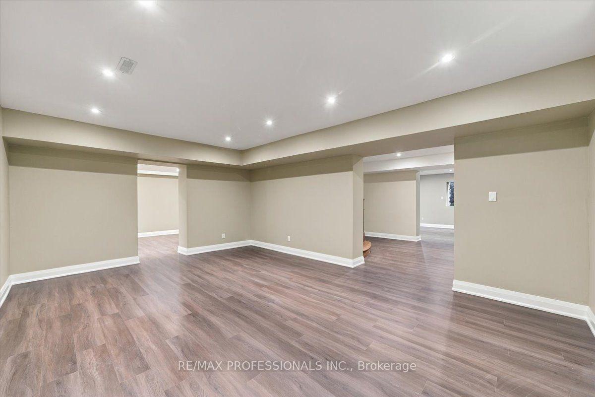 Photo 41 of 53 Edenvale Crescent, Etobicoke, Edenbridge-Humber Valley — HOMEH