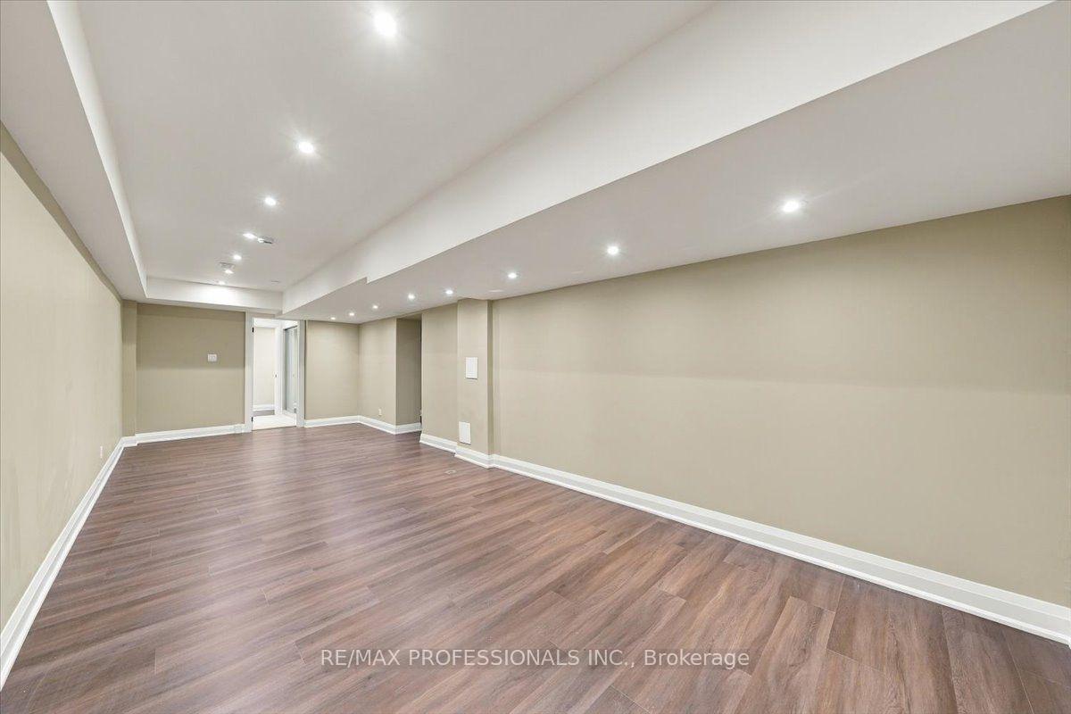 Photo 43 of 53 Edenvale Crescent, Etobicoke, Edenbridge-Humber Valley — HOMEH