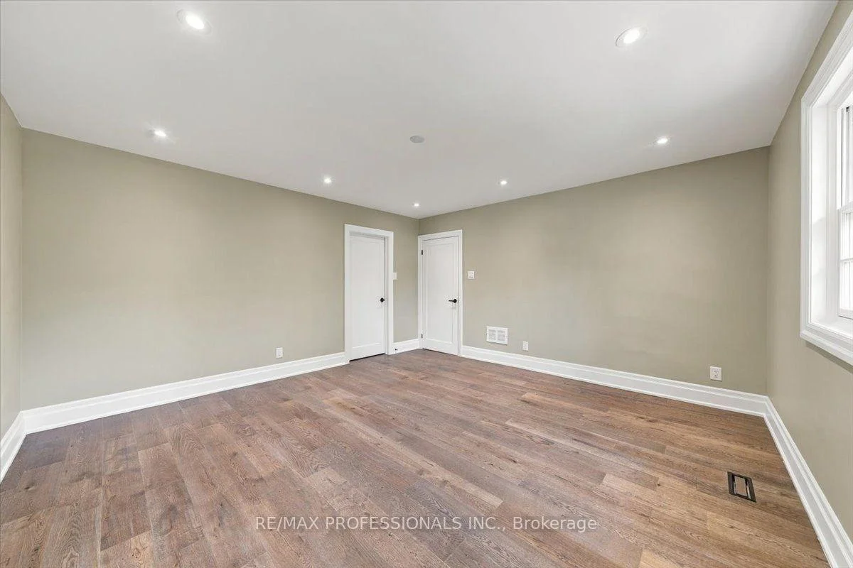 Photo 31 of 53 Edenvale Crescent, Etobicoke, Edenbridge-Humber Valley — HOMEH