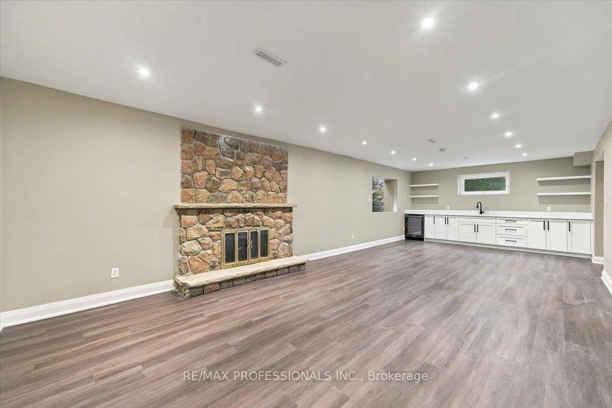 Photo 42 of 53 Edenvale Crescent, Etobicoke, Edenbridge-Humber Valley — HOMEH