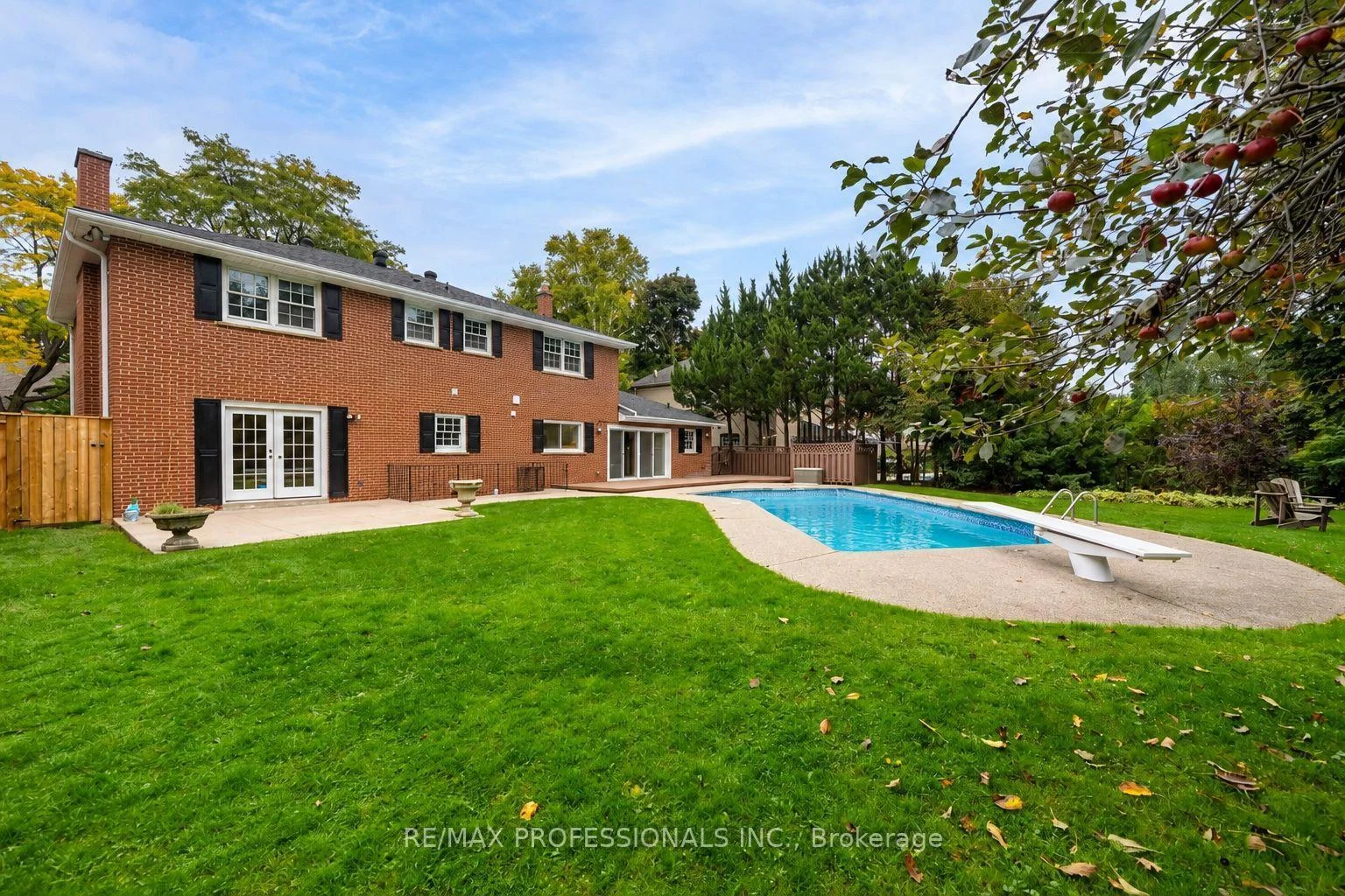 Photo 51 of 53 Edenvale Crescent, Etobicoke, Edenbridge-Humber Valley — HOMEH