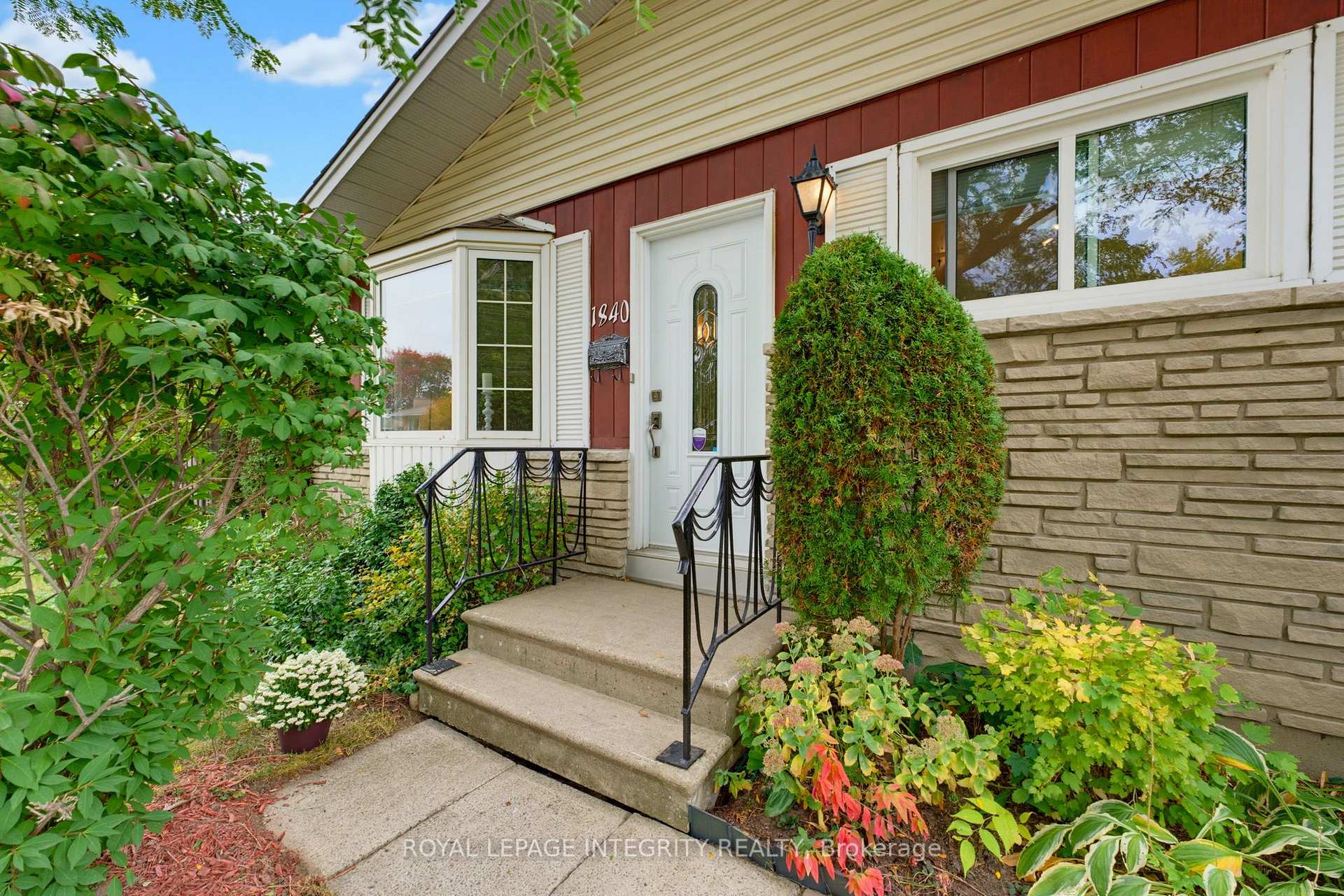 Photo 3 of 1840 Featherston Drive, Ottawa, Guildwood Estates - Urbandale Acres — HOMEH
