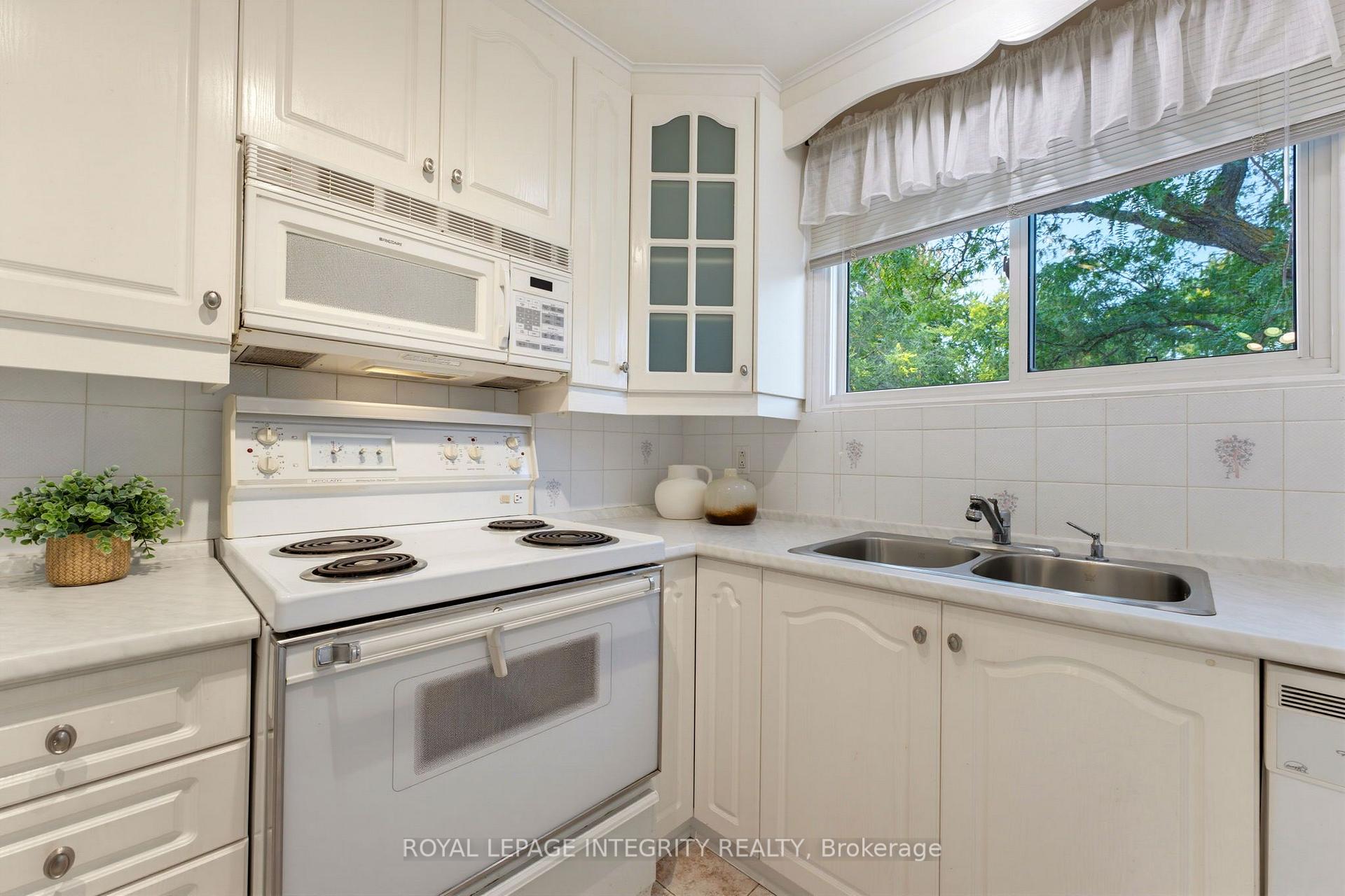 Photo 19 of 1840 Featherston Drive, Ottawa, Guildwood Estates - Urbandale Acres — HOMEH
