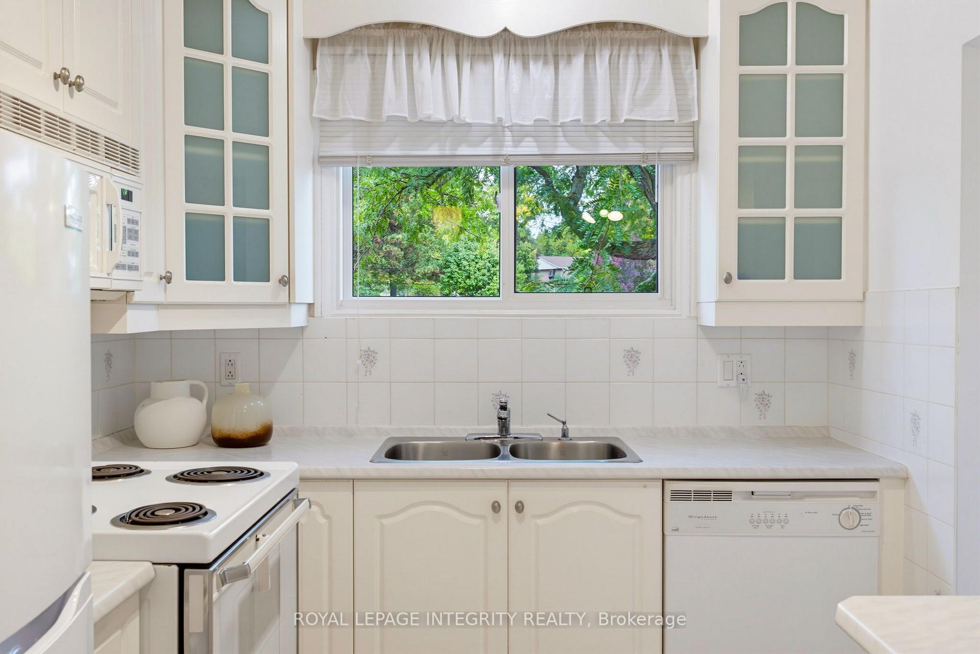 Photo 21 of 1840 Featherston Drive, Ottawa, Guildwood Estates - Urbandale Acres — HOMEH