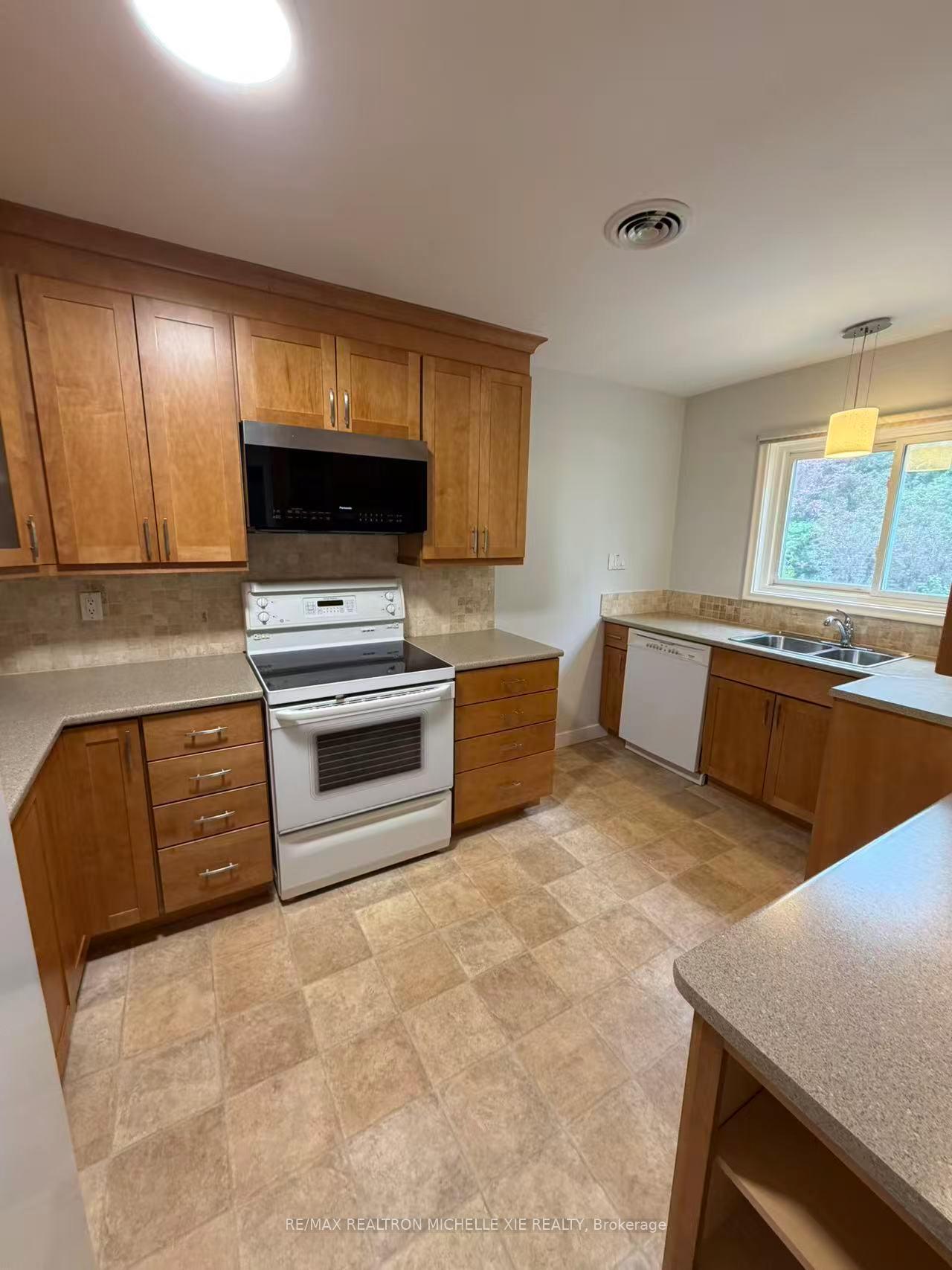 Photo 2 of 85 Three Valleys Drive, North York, Parkwoods-Donalda — HOMEH