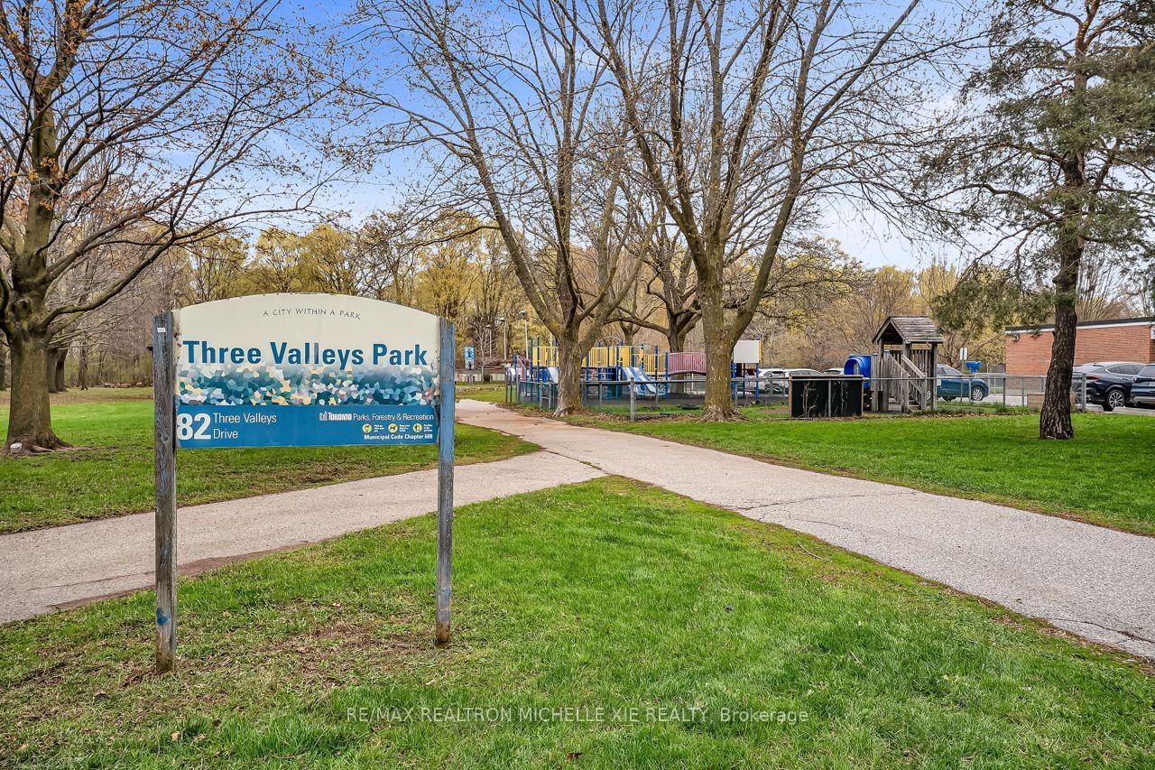 Photo 8 of 85 Three Valleys Drive, North York, Parkwoods-Donalda — HOMEH