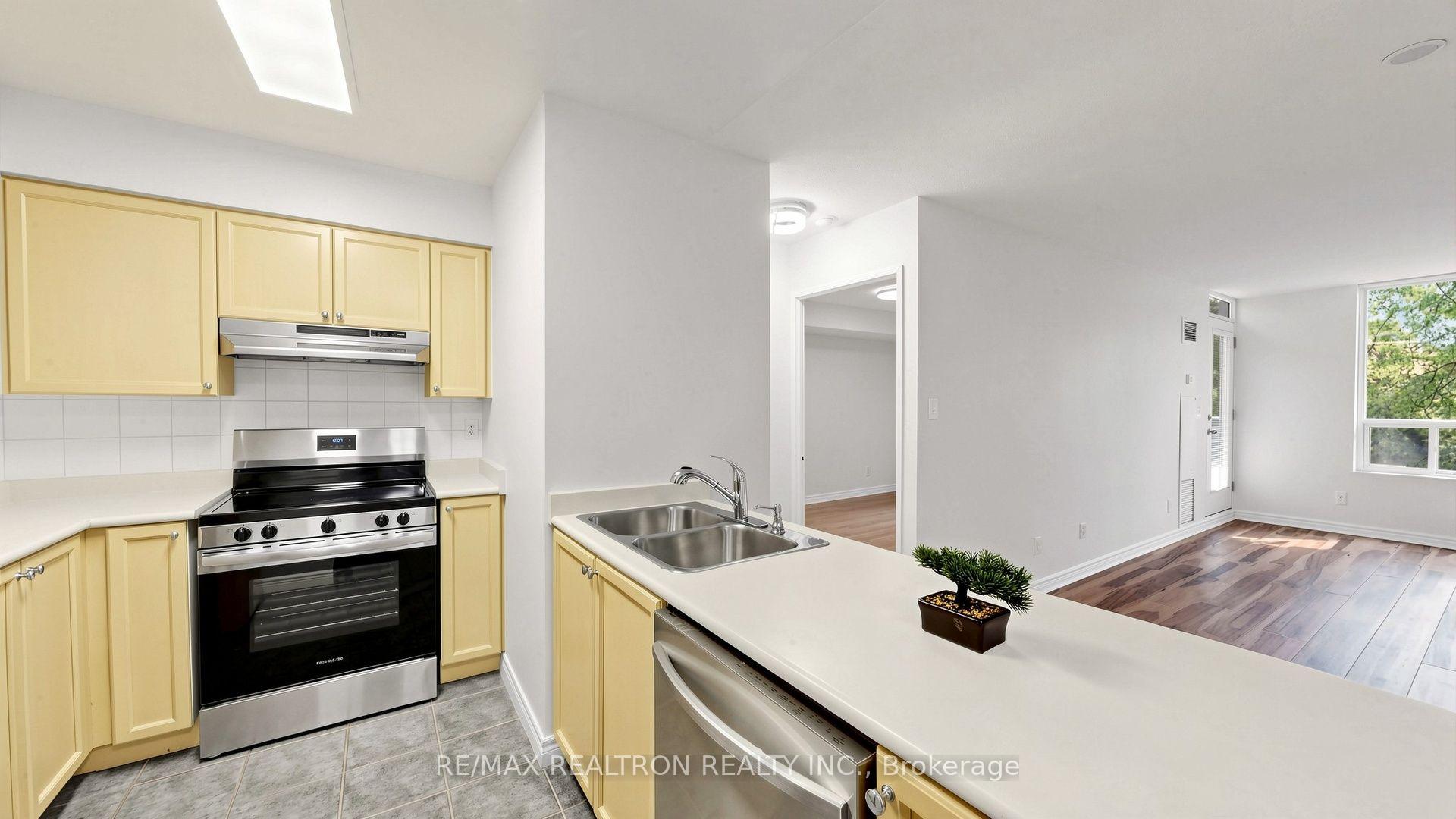 Photo 3 of Unit 207, 28 Empress Avenue, North York, Willowdale East — HOMEH