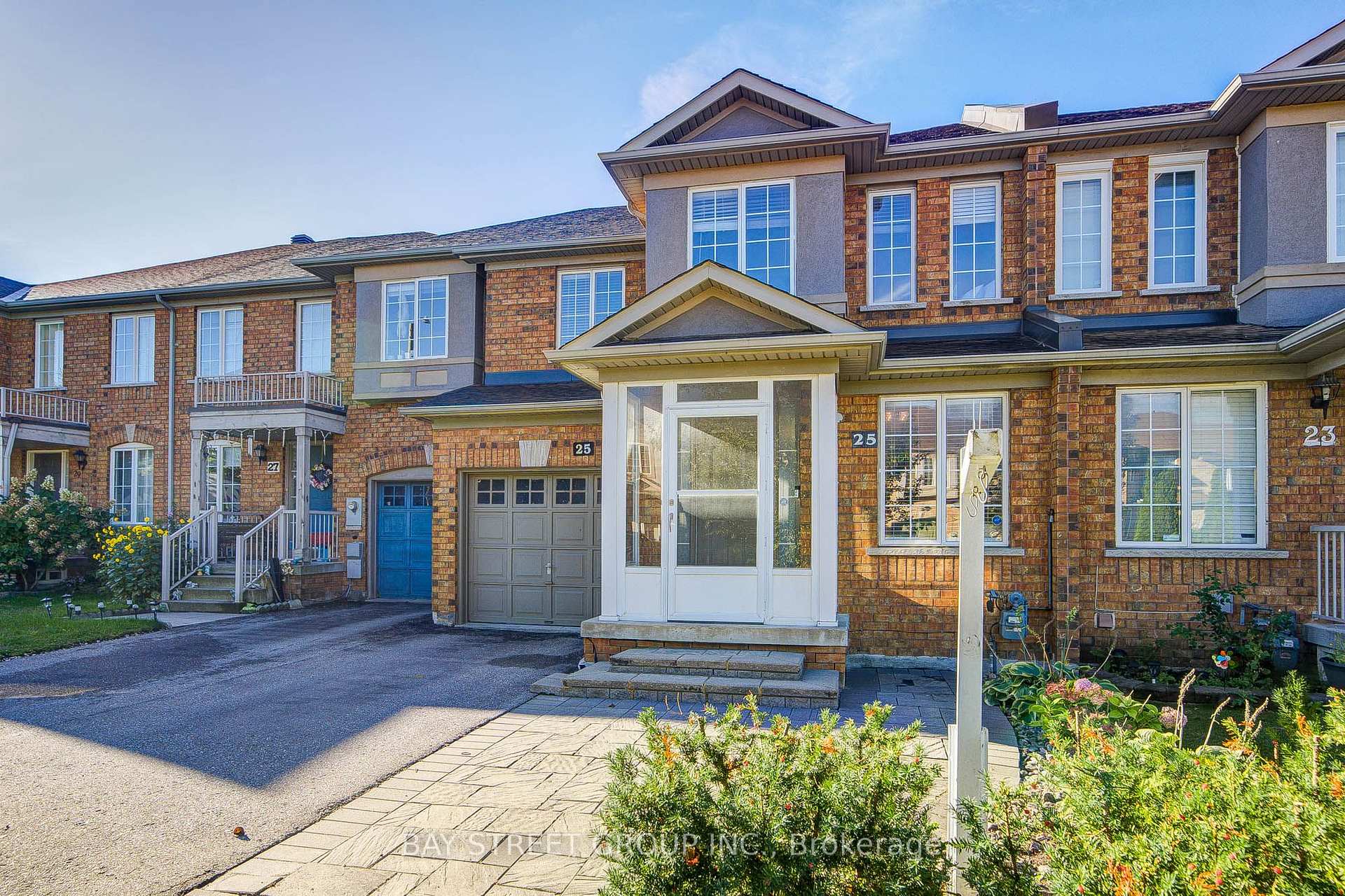 Photo 2 of 25 Waterton Crescent, Richmond Hill, Langstaff — HOMEH