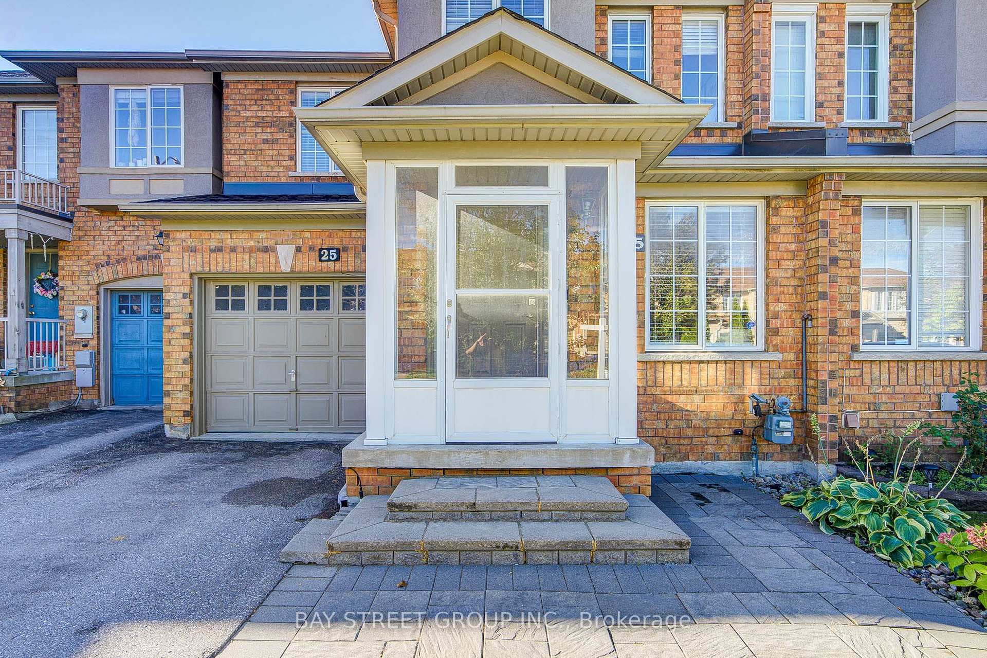 Photo 3 of 25 Waterton Crescent, Richmond Hill, Langstaff — HOMEH
