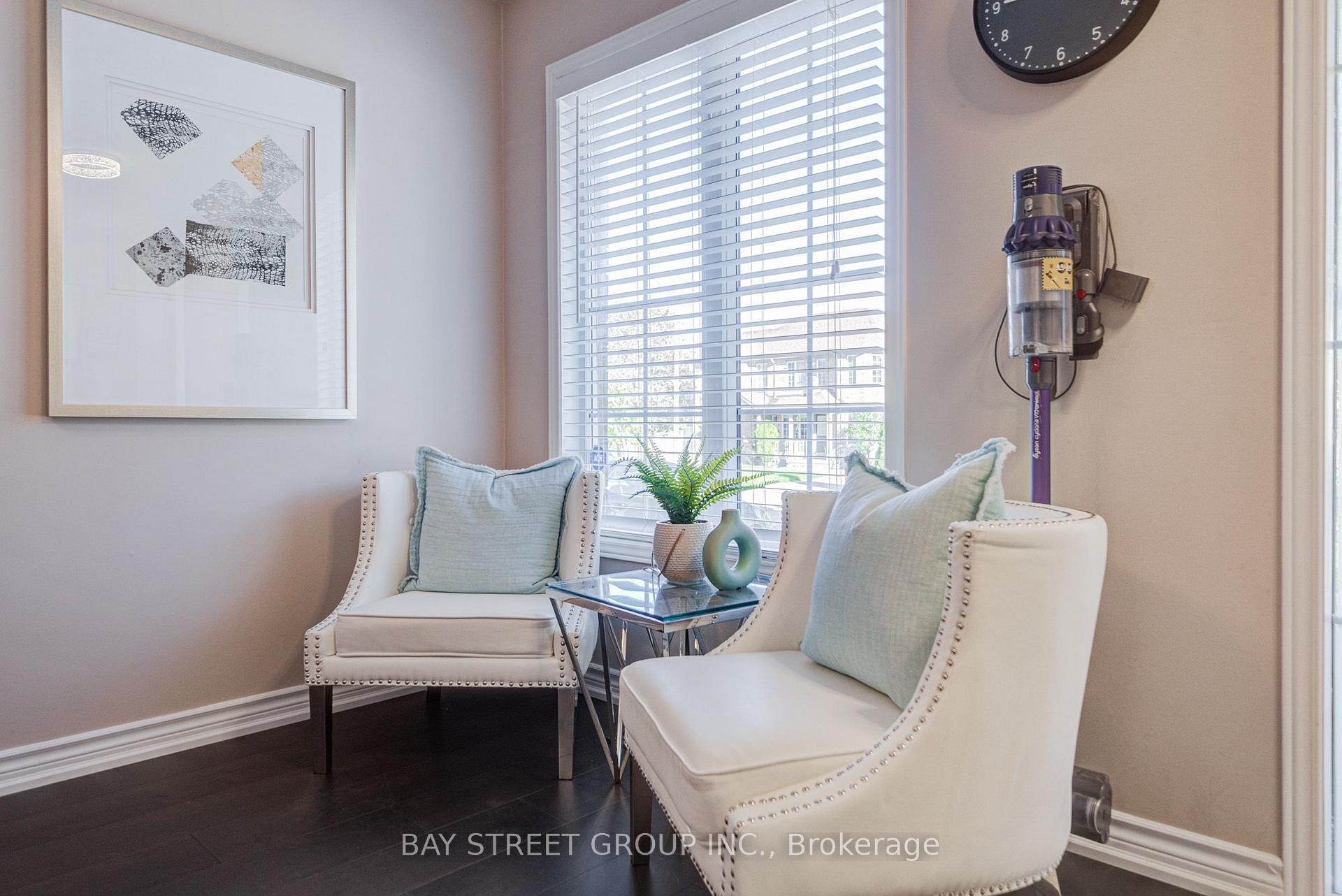 Photo 4 of 25 Waterton Crescent, Richmond Hill, Langstaff — HOMEH