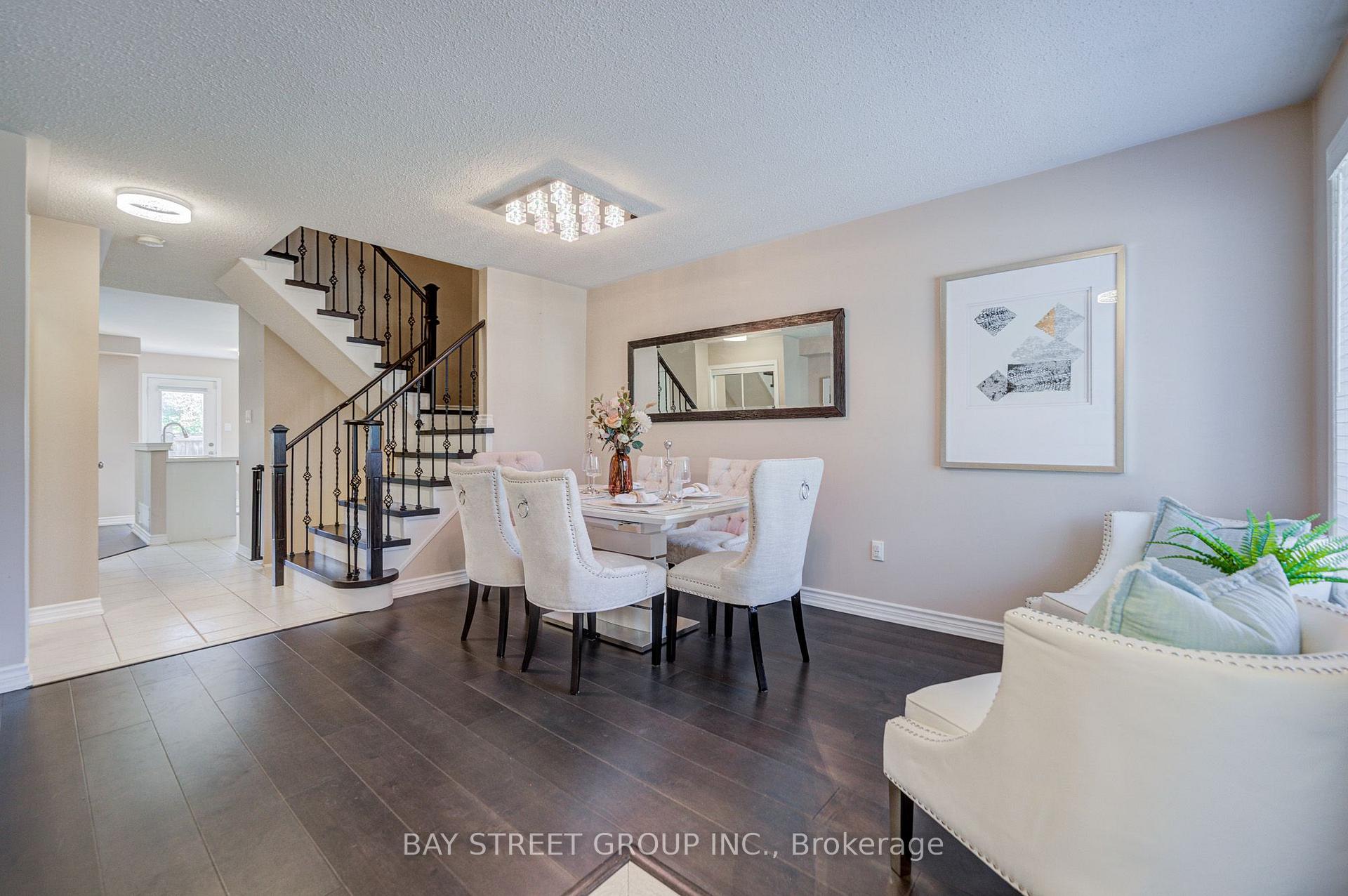 Photo 5 of 25 Waterton Crescent, Richmond Hill, Langstaff — HOMEH