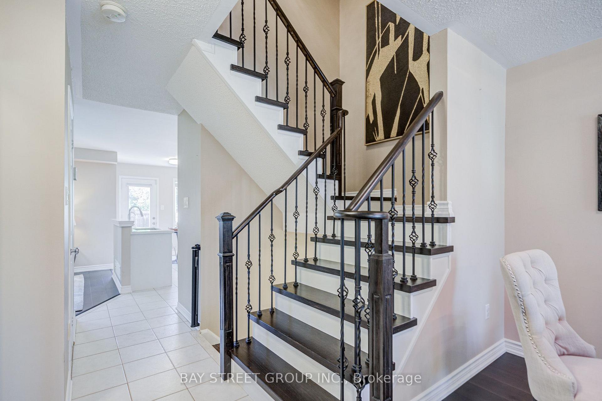 Photo 9 of 25 Waterton Crescent, Richmond Hill, Langstaff — HOMEH