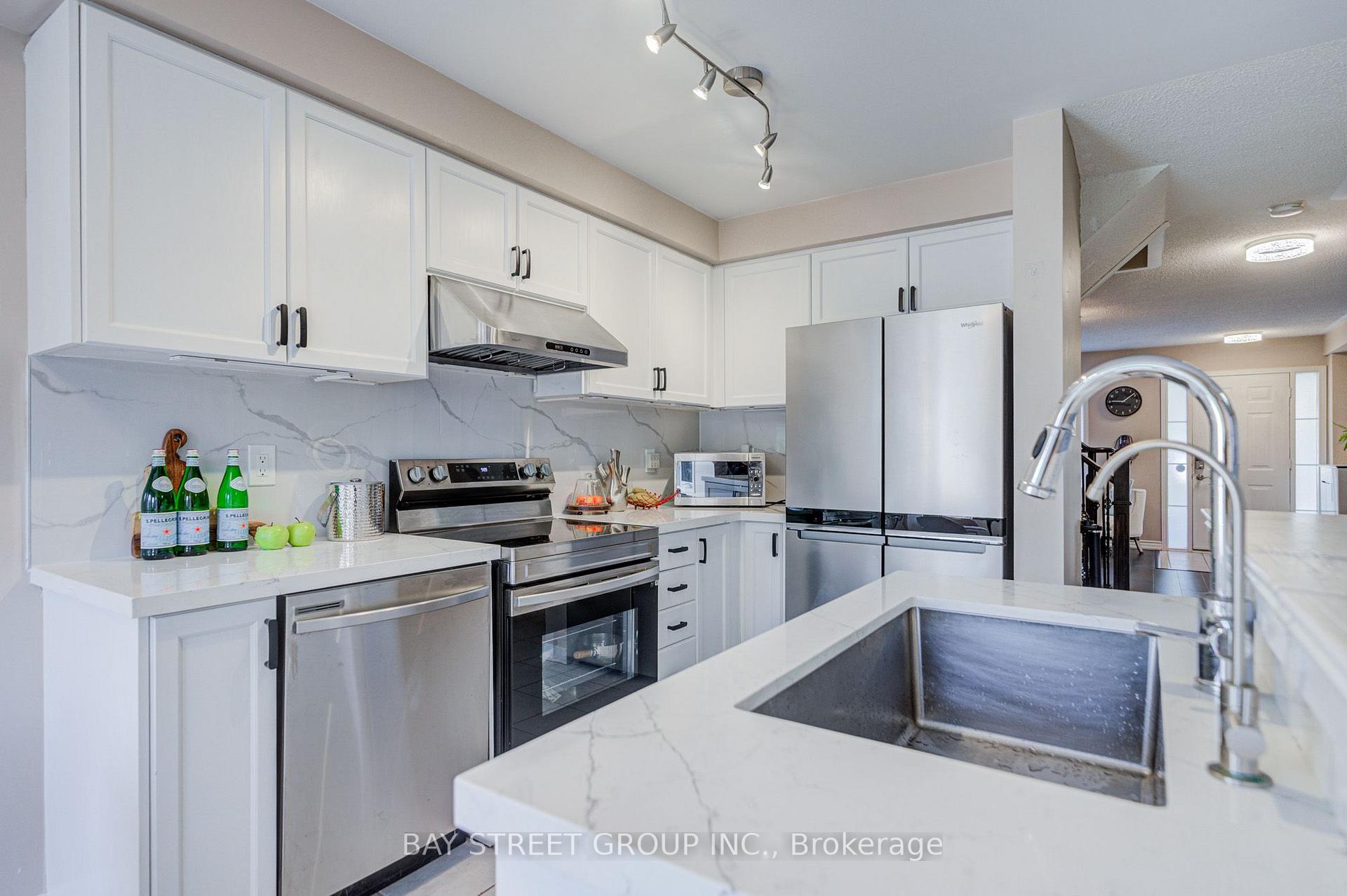 Photo 11 of 25 Waterton Crescent, Richmond Hill, Langstaff — HOMEH