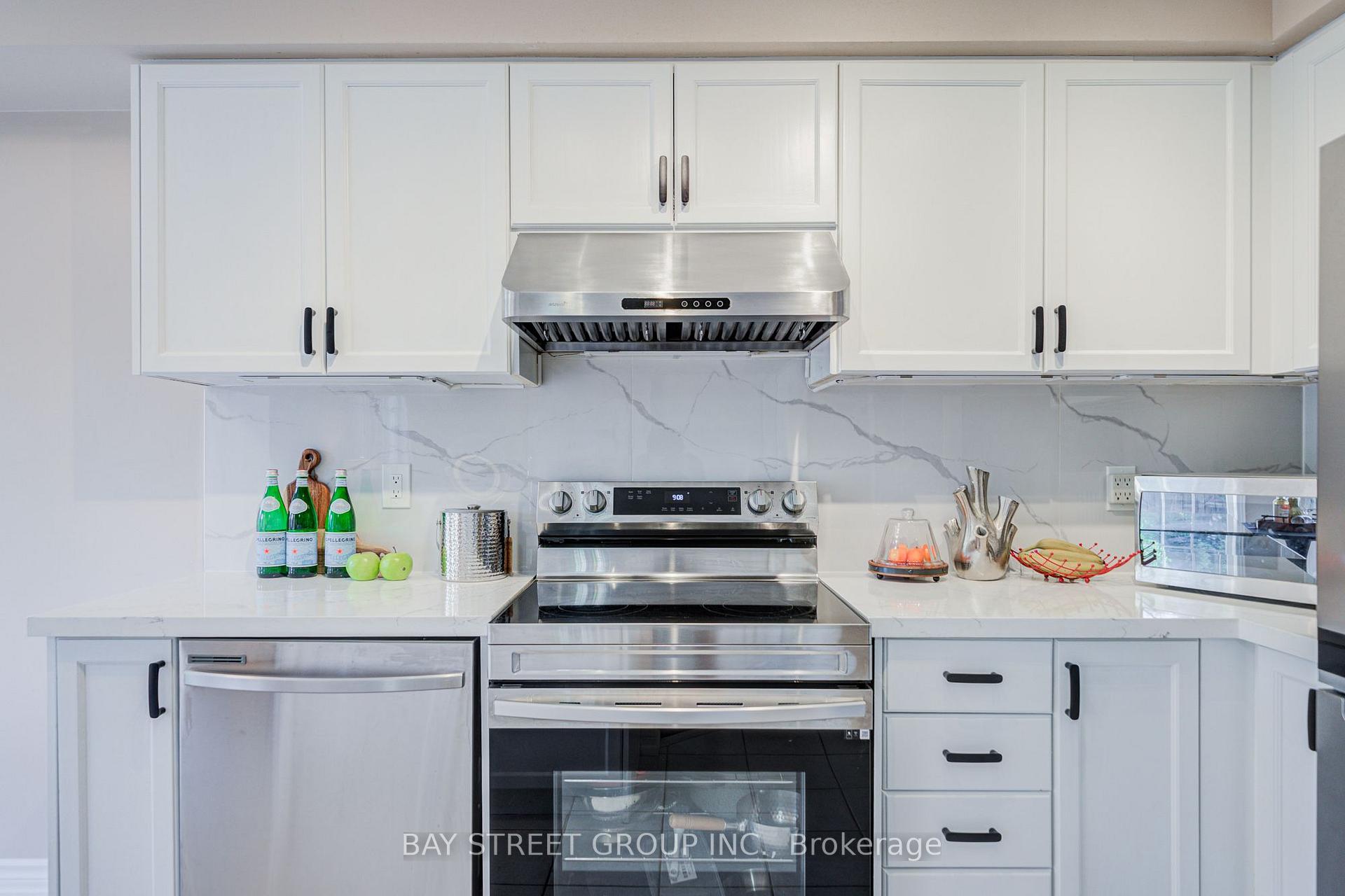Photo 12 of 25 Waterton Crescent, Richmond Hill, Langstaff — HOMEH