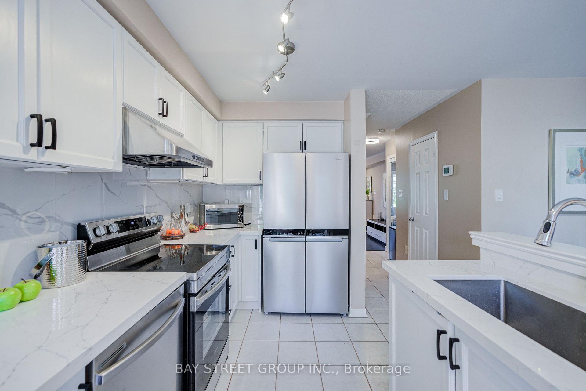 Photo 13 of 25 Waterton Crescent, Richmond Hill, Langstaff — HOMEH