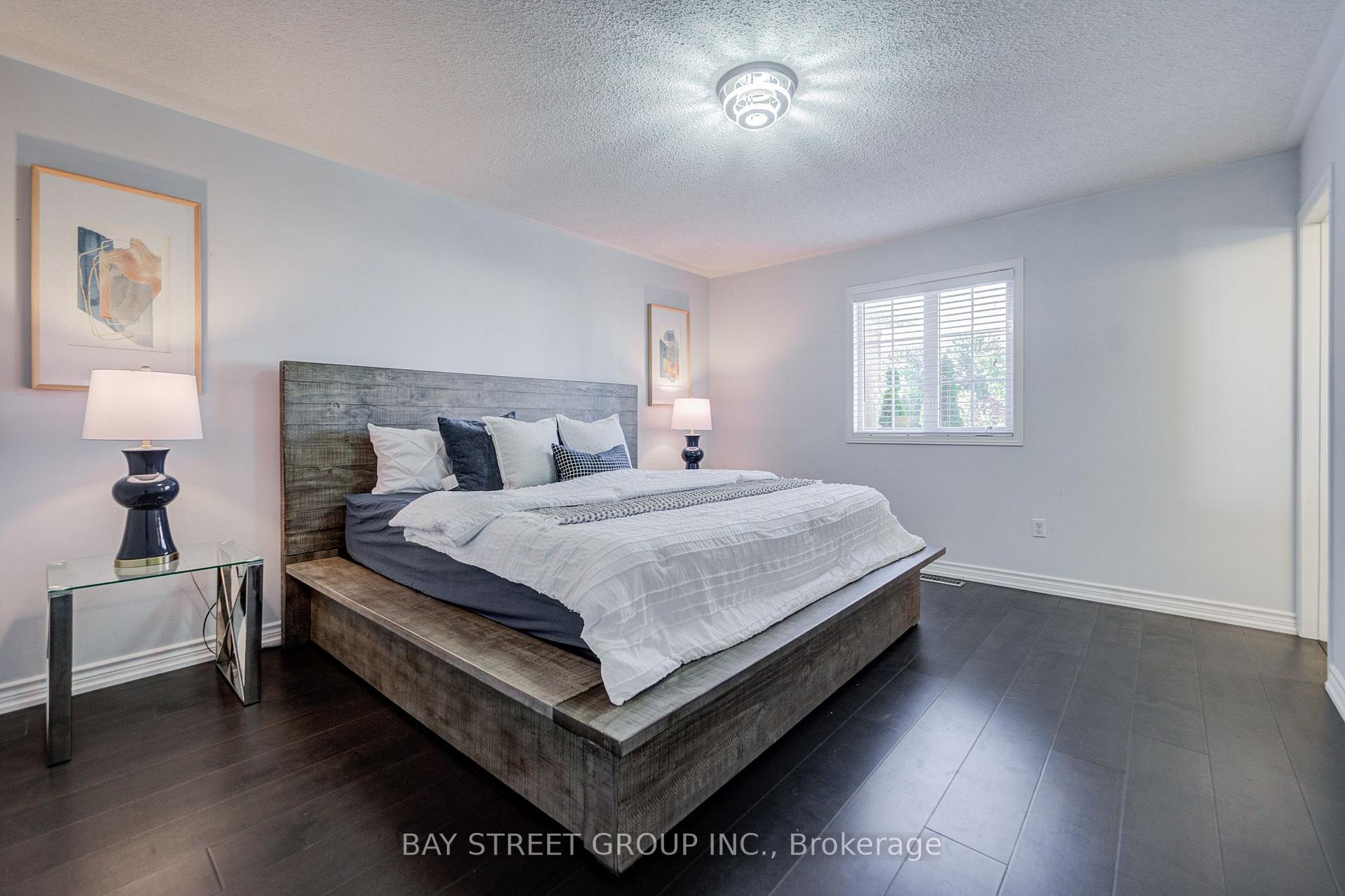 Photo 16 of 25 Waterton Crescent, Richmond Hill, Langstaff — HOMEH