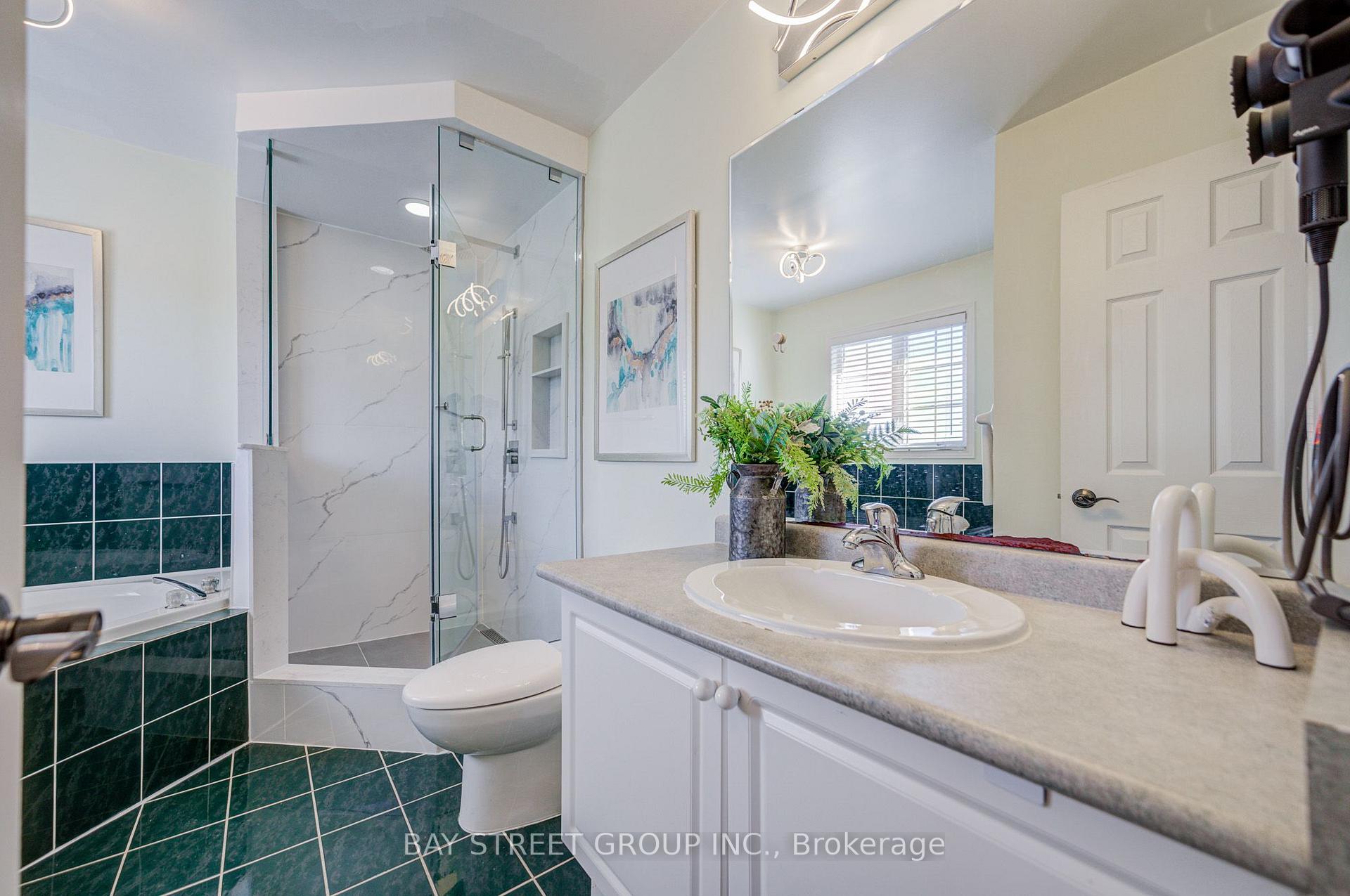 Photo 19 of 25 Waterton Crescent, Richmond Hill, Langstaff — HOMEH