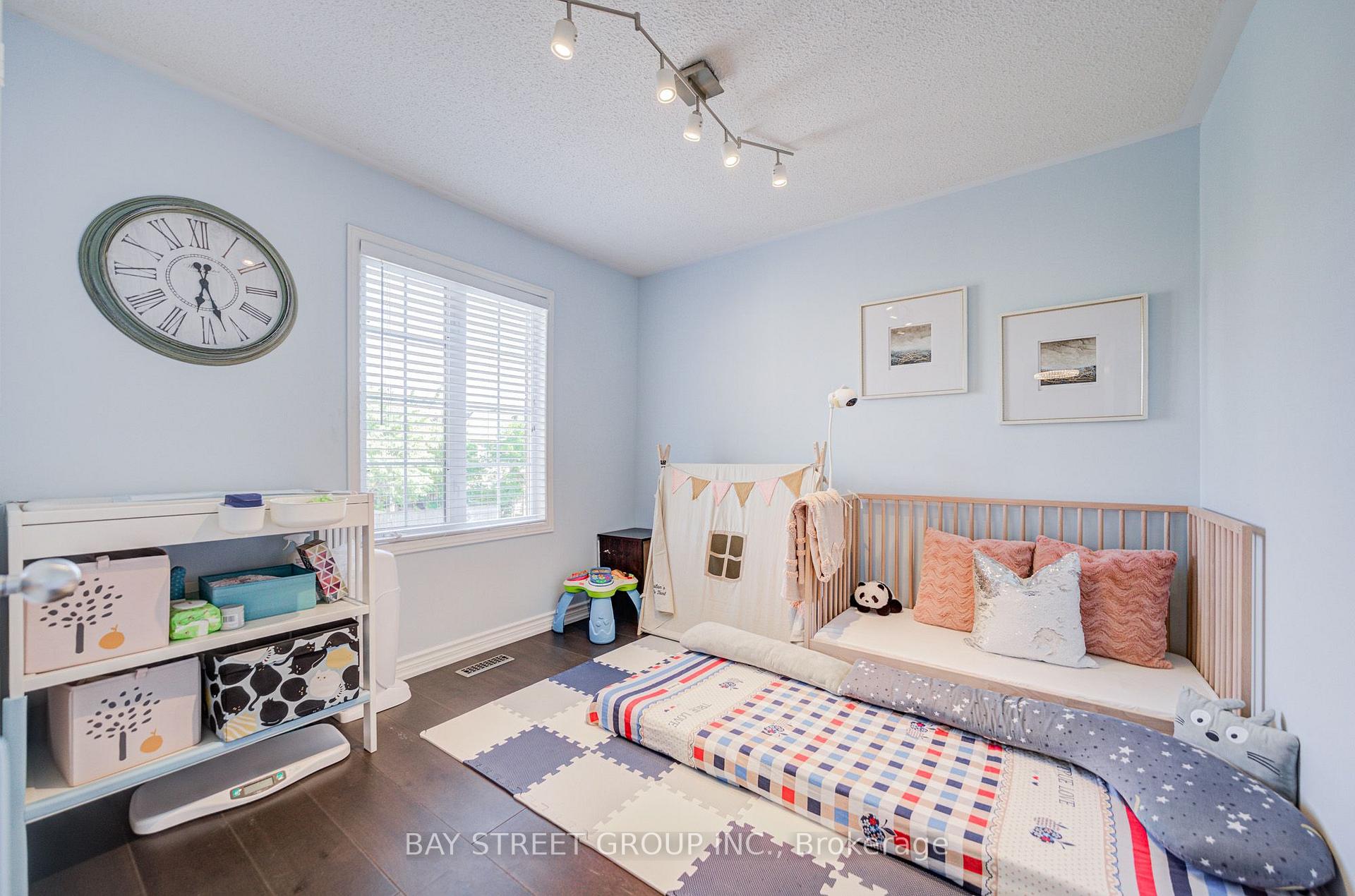 Photo 21 of 25 Waterton Crescent, Richmond Hill, Langstaff — HOMEH