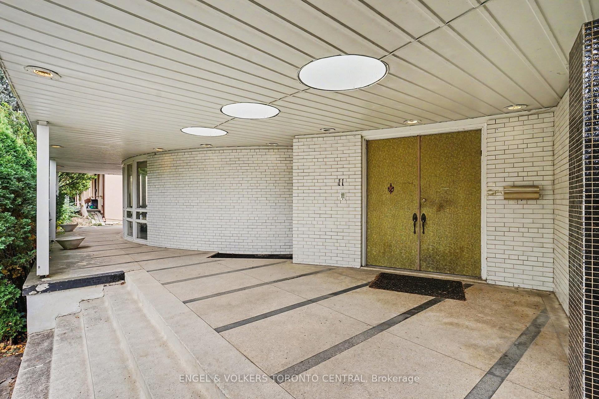 Photo 3 of 11 Suncrest Drive, North York, Bridle Path-Sunnybrook-York Mills — HOMEH