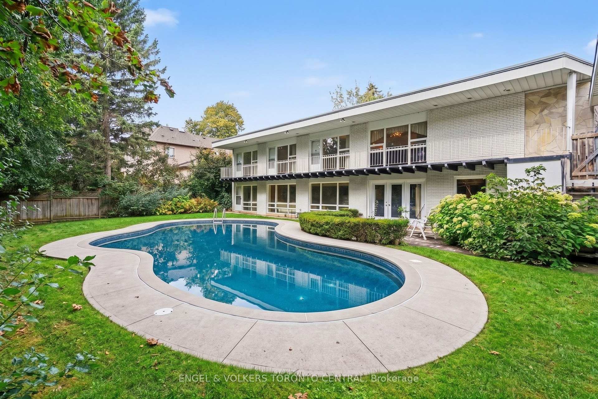 Photo 13 of 11 Suncrest Drive, North York, Bridle Path-Sunnybrook-York Mills — HOMEH