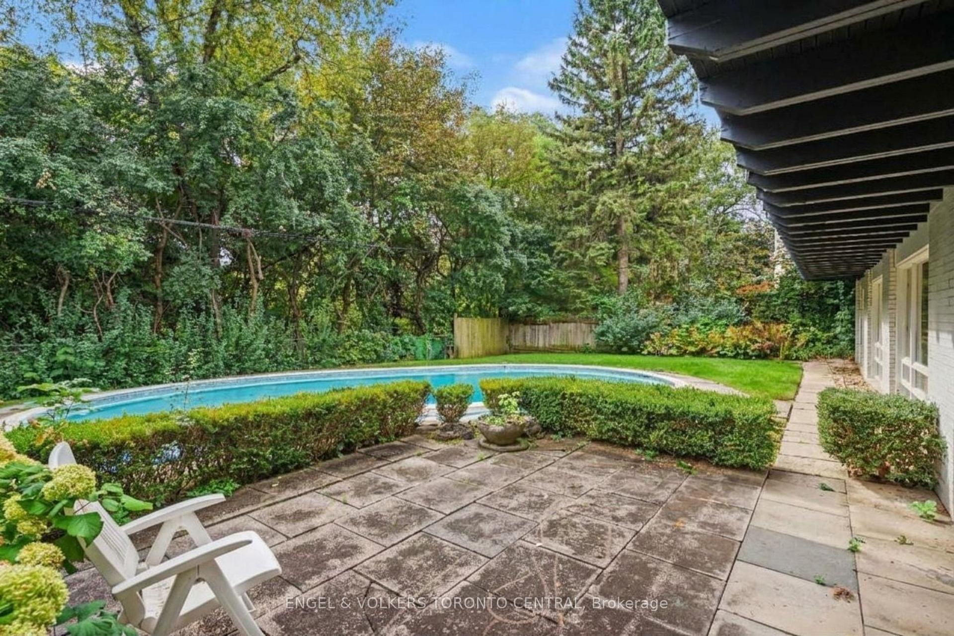 Photo 14 of 11 Suncrest Drive, North York, Bridle Path-Sunnybrook-York Mills — HOMEH