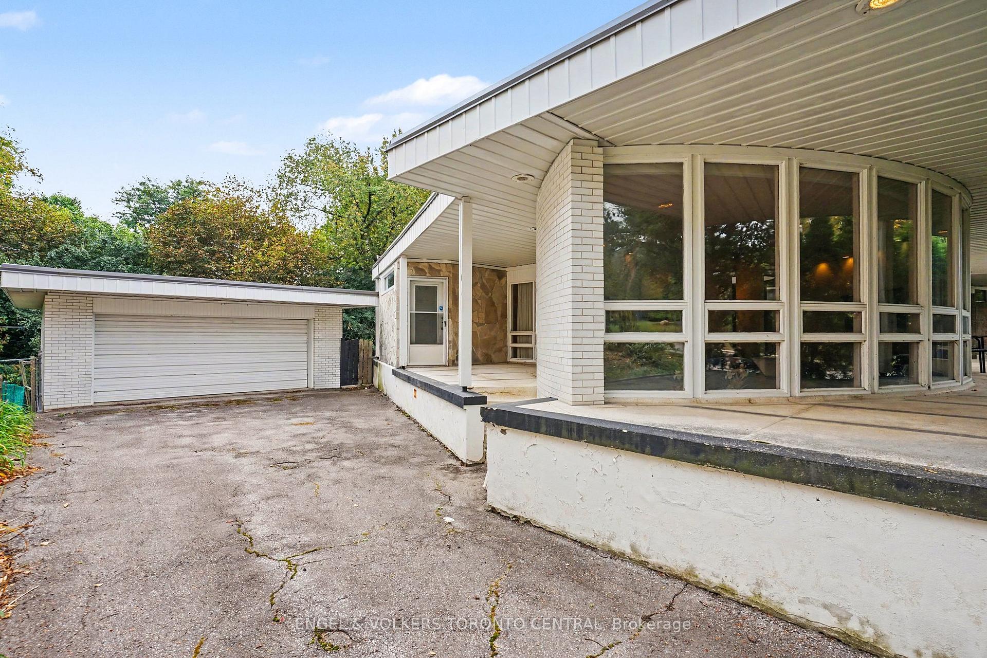 Photo 15 of 11 Suncrest Drive, North York, Bridle Path-Sunnybrook-York Mills — HOMEH