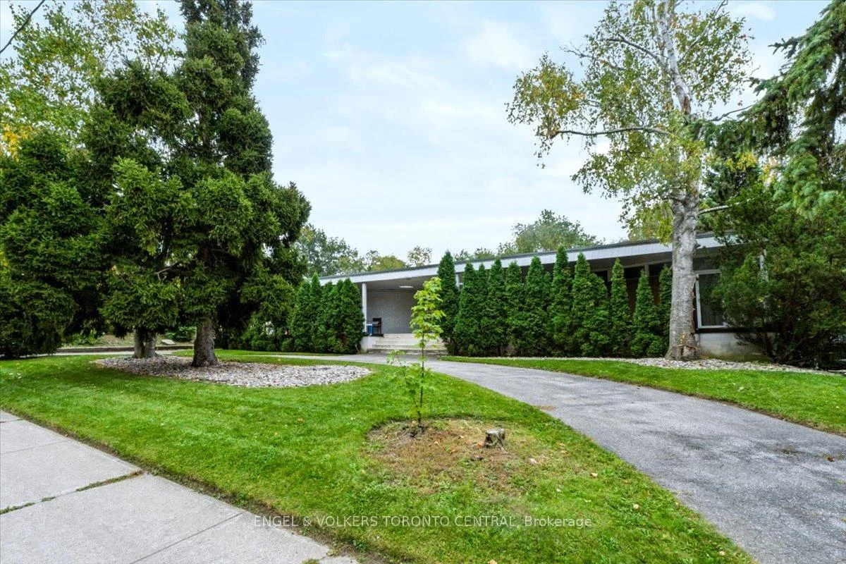 Photo 2 of 11 Suncrest Drive, North York, Bridle Path-Sunnybrook-York Mills — HOMEH