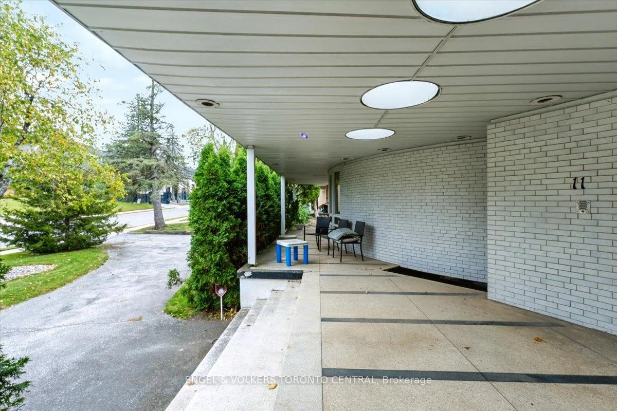 Photo 12 of 11 Suncrest Drive, North York, Bridle Path-Sunnybrook-York Mills — HOMEH